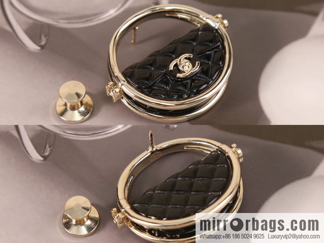 New ☑️ Chanel double c round brooch