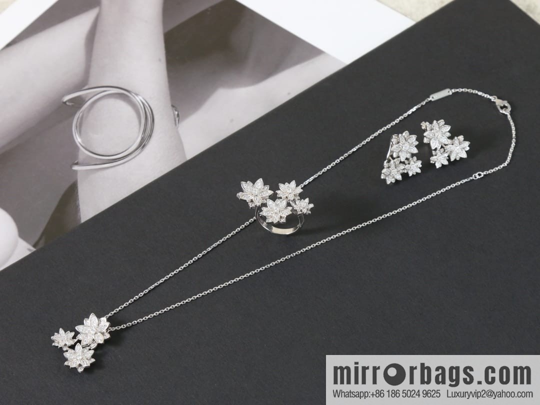 Van Cleef & Arpels lotus ring