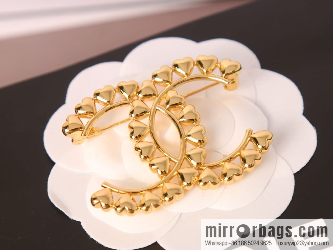 New ☑️ Chanel gold brooch