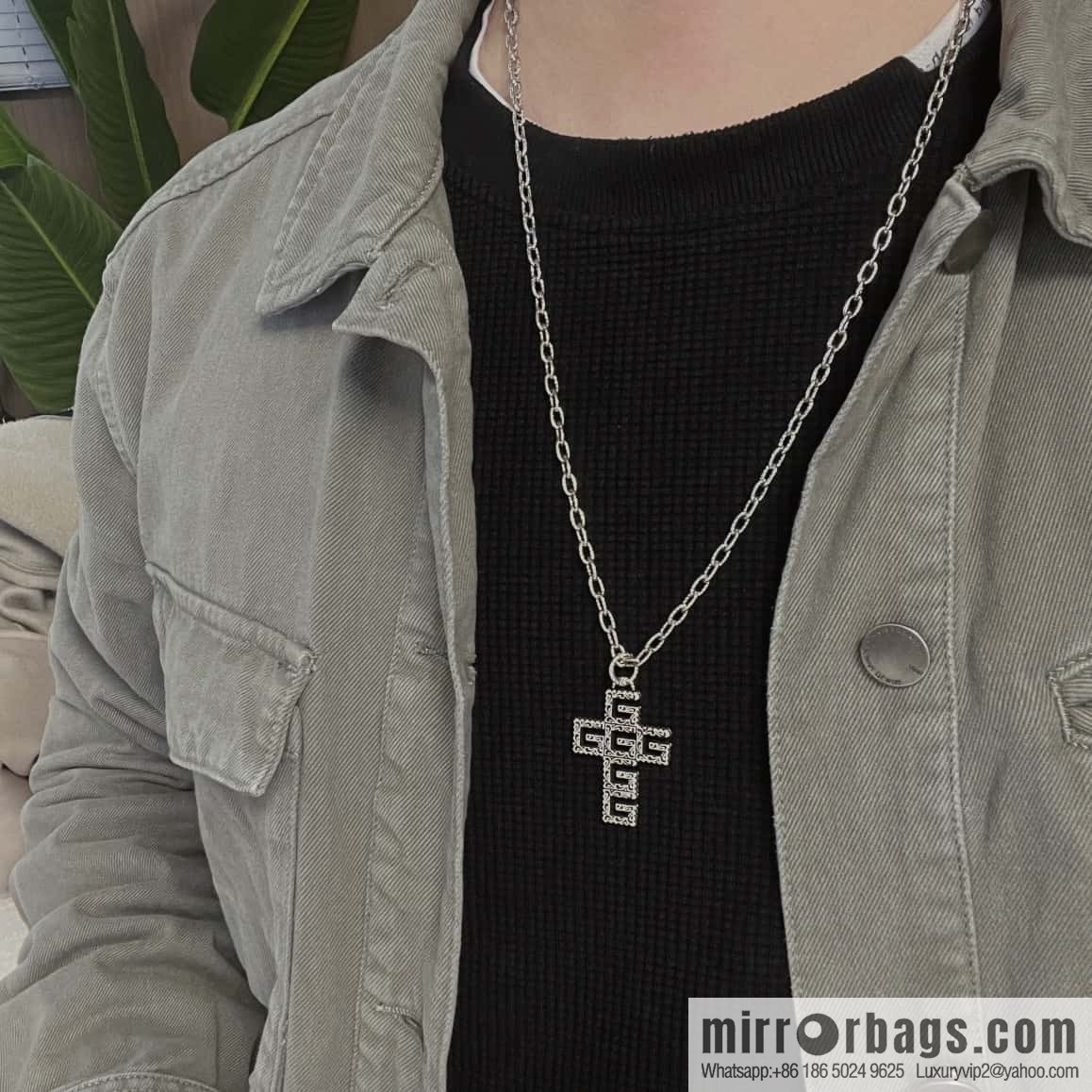 Gucci cross cut-out double G necklace