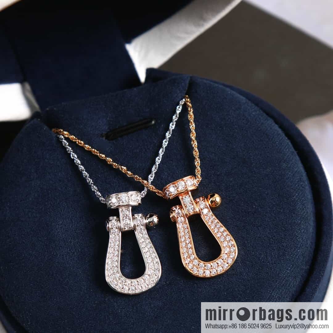 Fred horseshoe necklace