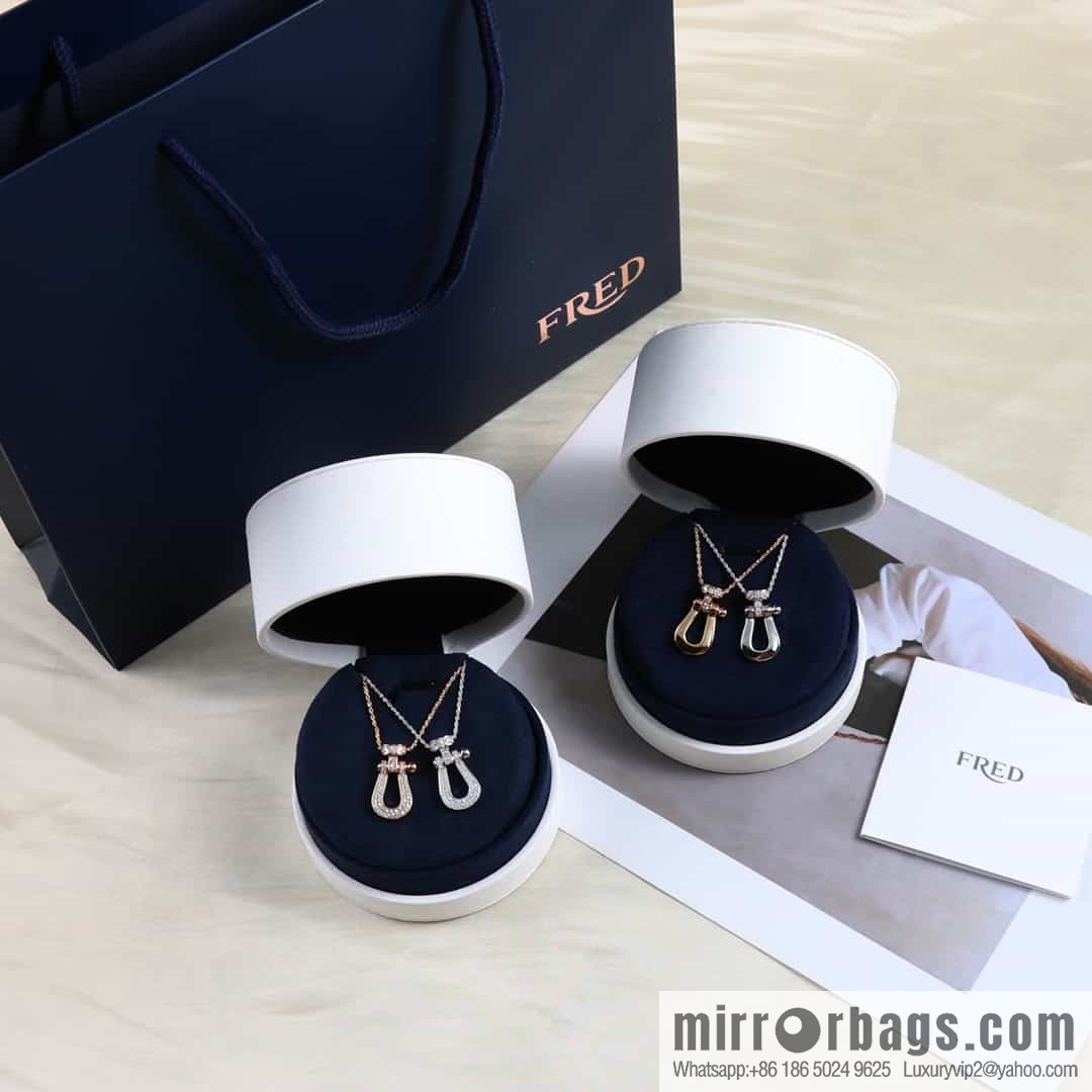 Fred horseshoe necklace