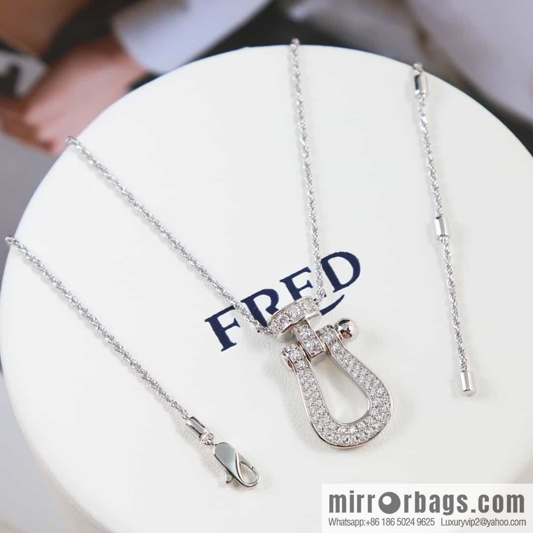 Fred horseshoe necklace
