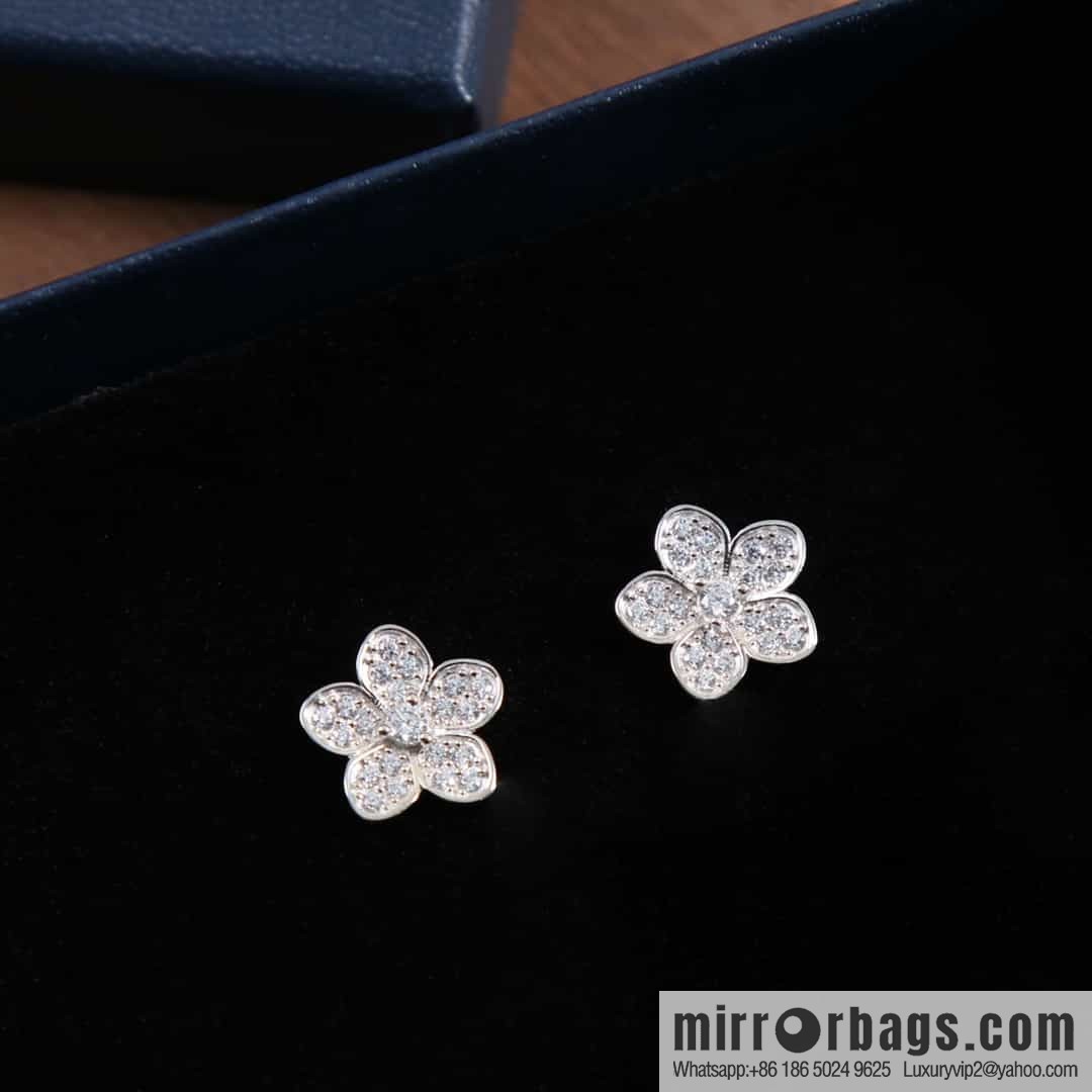 GRAFF Graff wild Flower set with diamond flower stud earrings