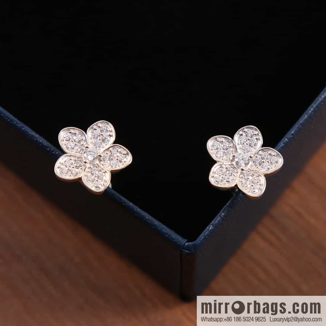 GRAFF Graff wild Flower set with diamond flower stud earrings