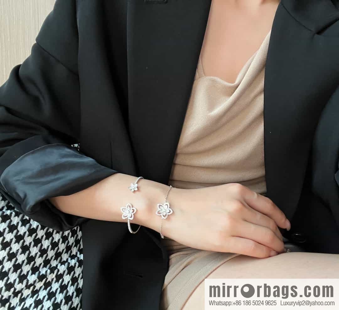 GRAFF Graff Triple Flower Bracelet