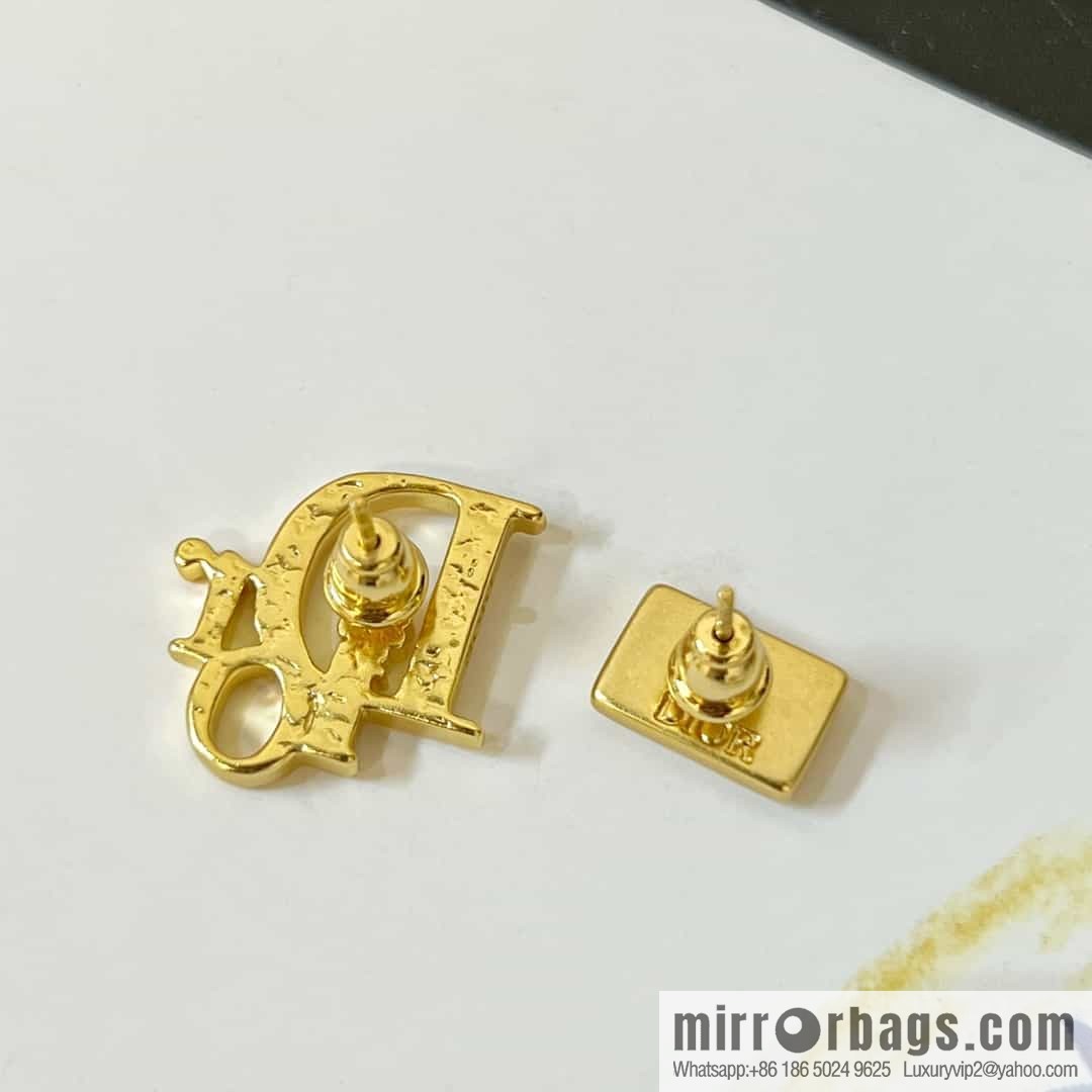 New ☑️ DIOR asymmetrical letter stud earrings
