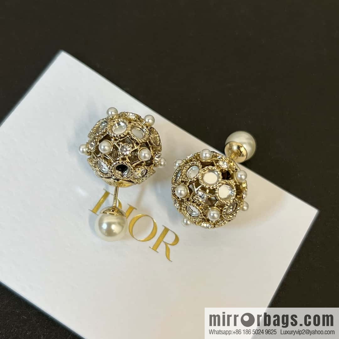 New ☑️ DIOR mirror hollow pearl stud earrings