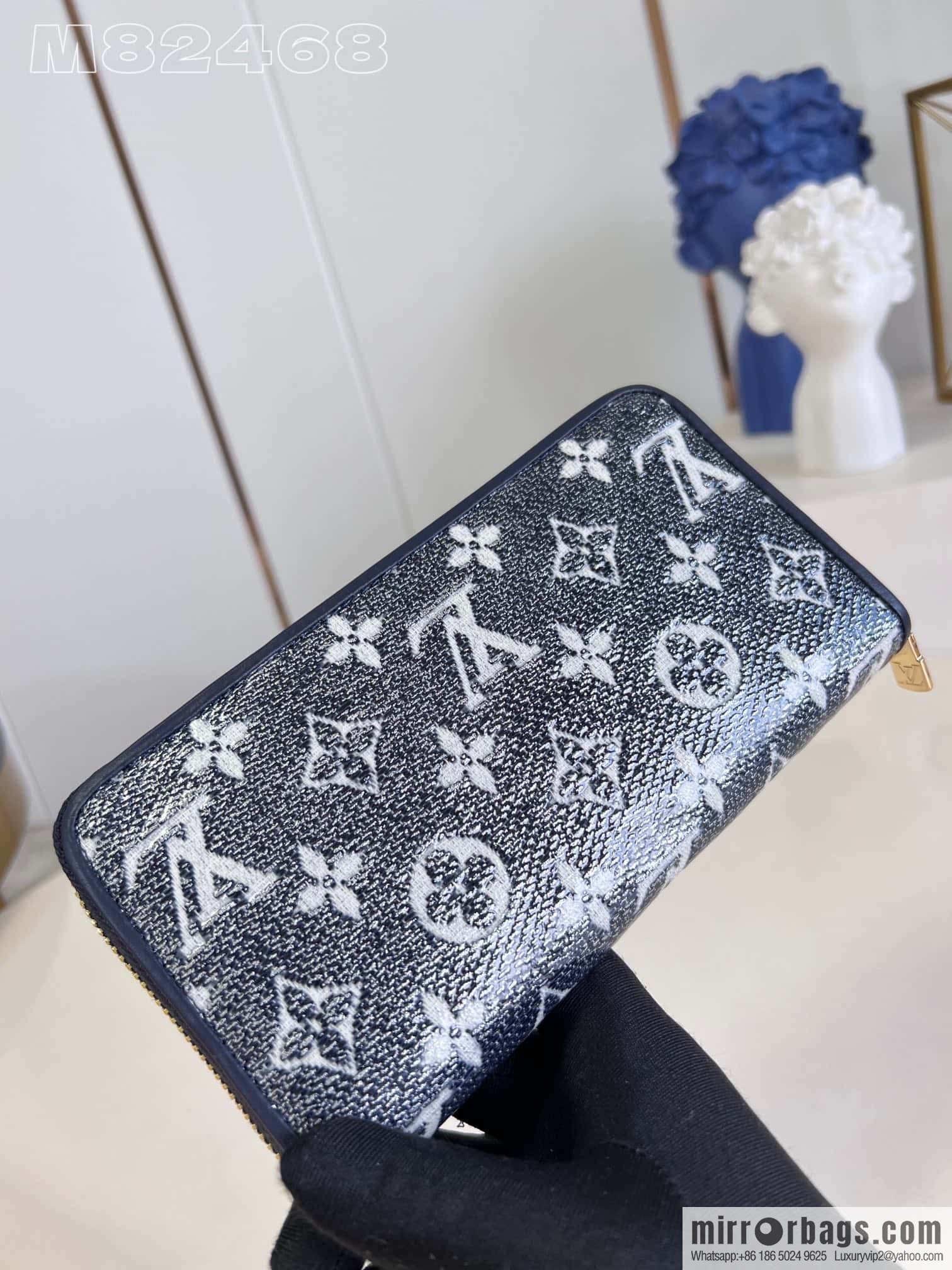 LV M82468 Zippy Wallet