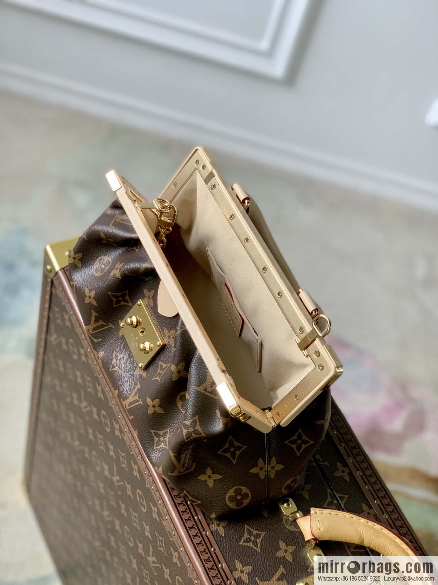 LV M46544 Monogram Clutch