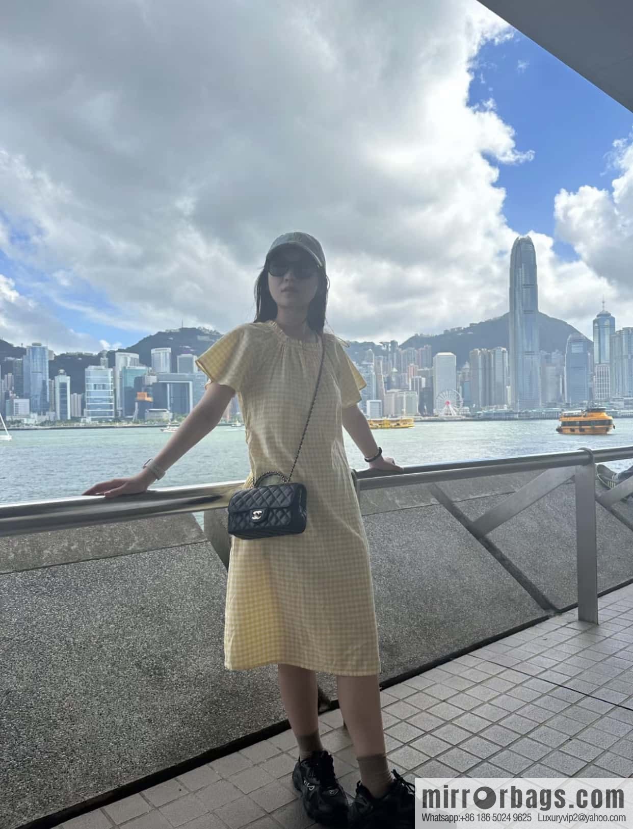 CHANEL 23A rhinestone handle cf medium black AS4141