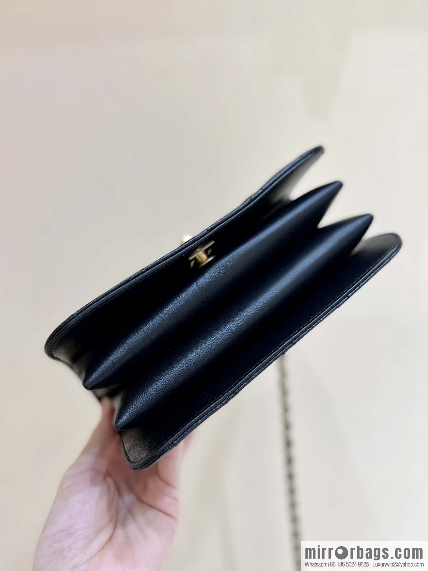 CHANEL 23B autumn and winter trailer series, hidden lychee leather organ bag AS4284