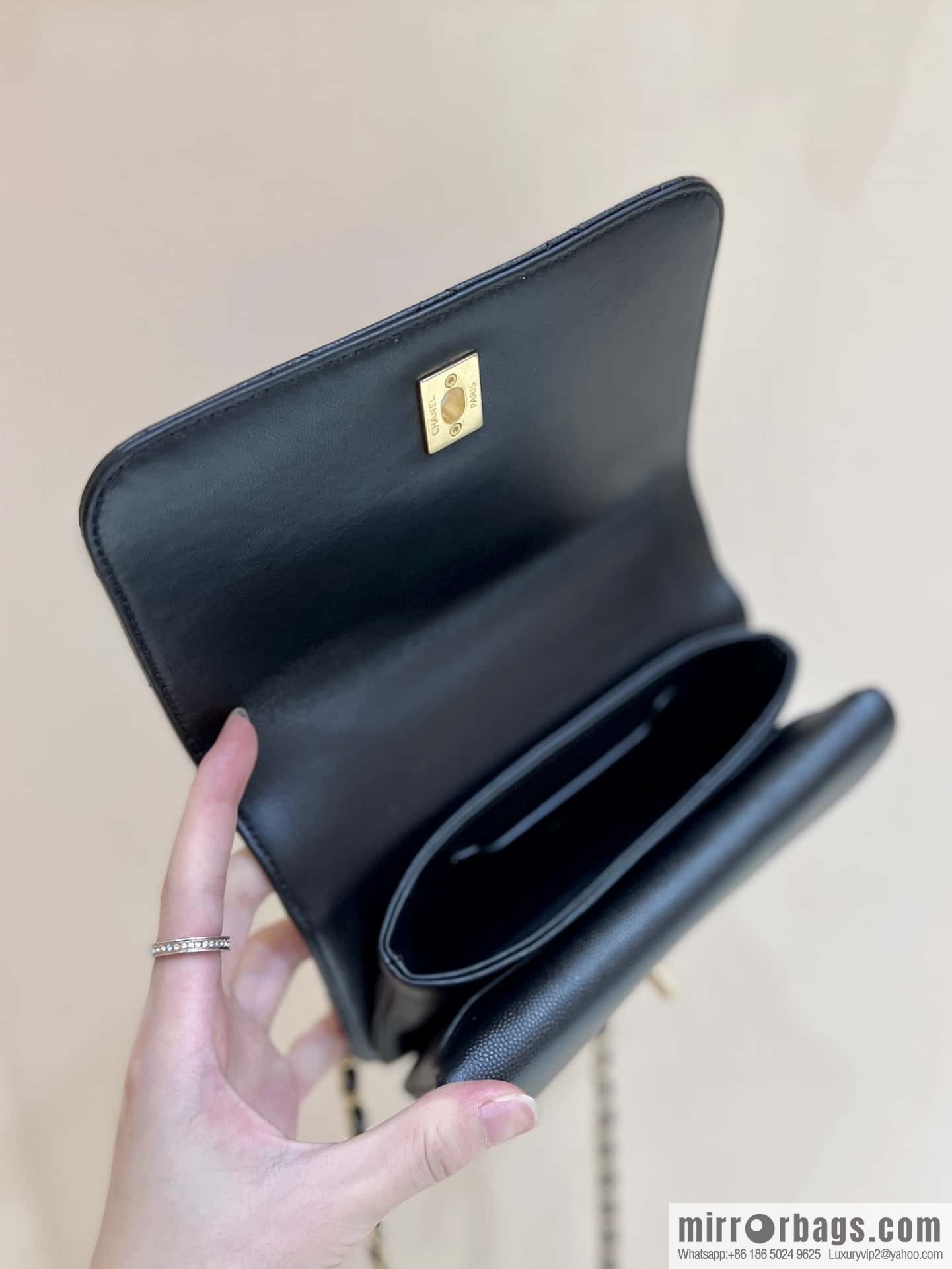 CHANEL 23B autumn and winter trailer series, hidden lychee leather organ bag AS4284