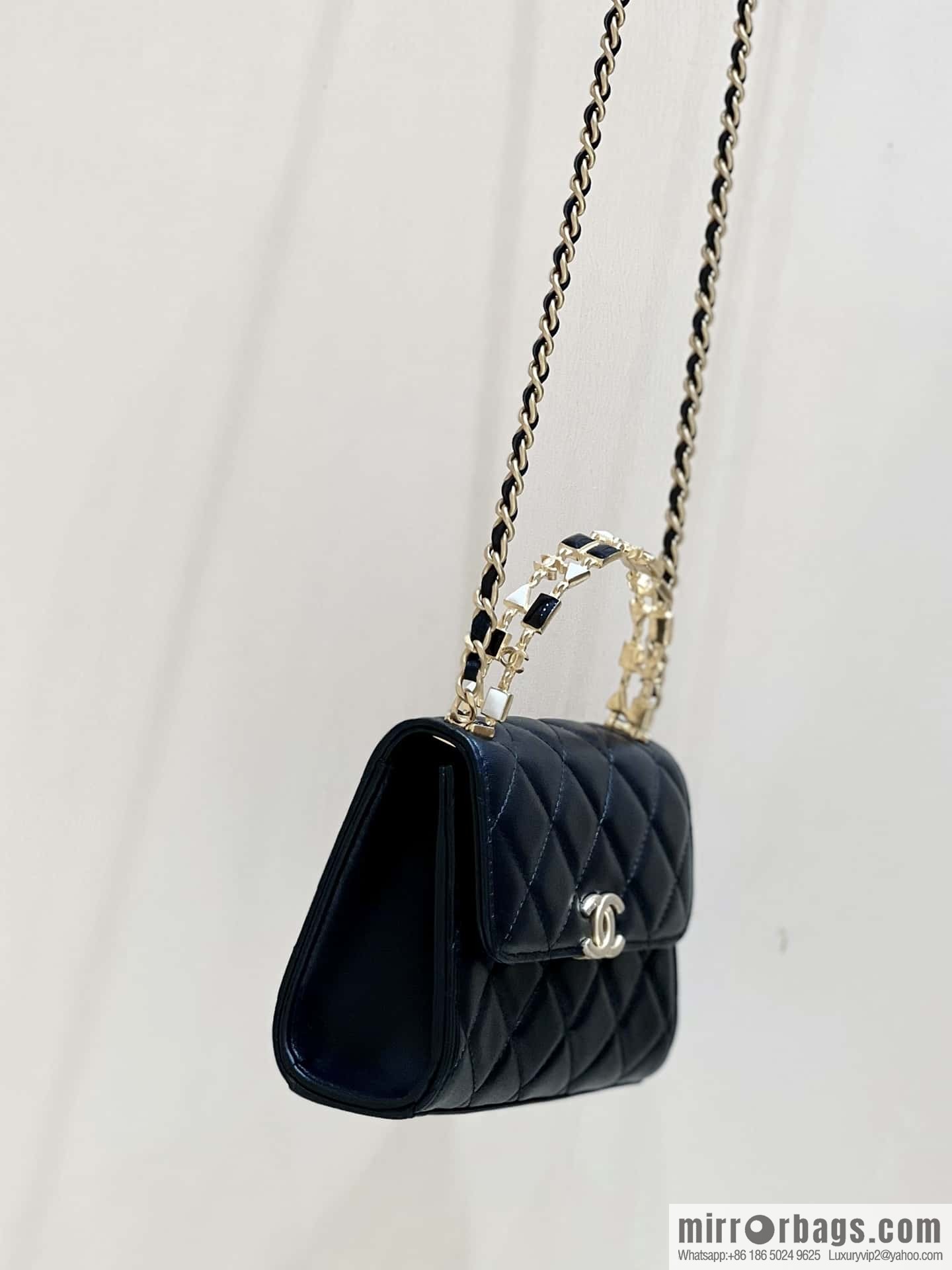 CHANEL 22b autumn and winter new trailer series Kelly enamel handle bag AP2945