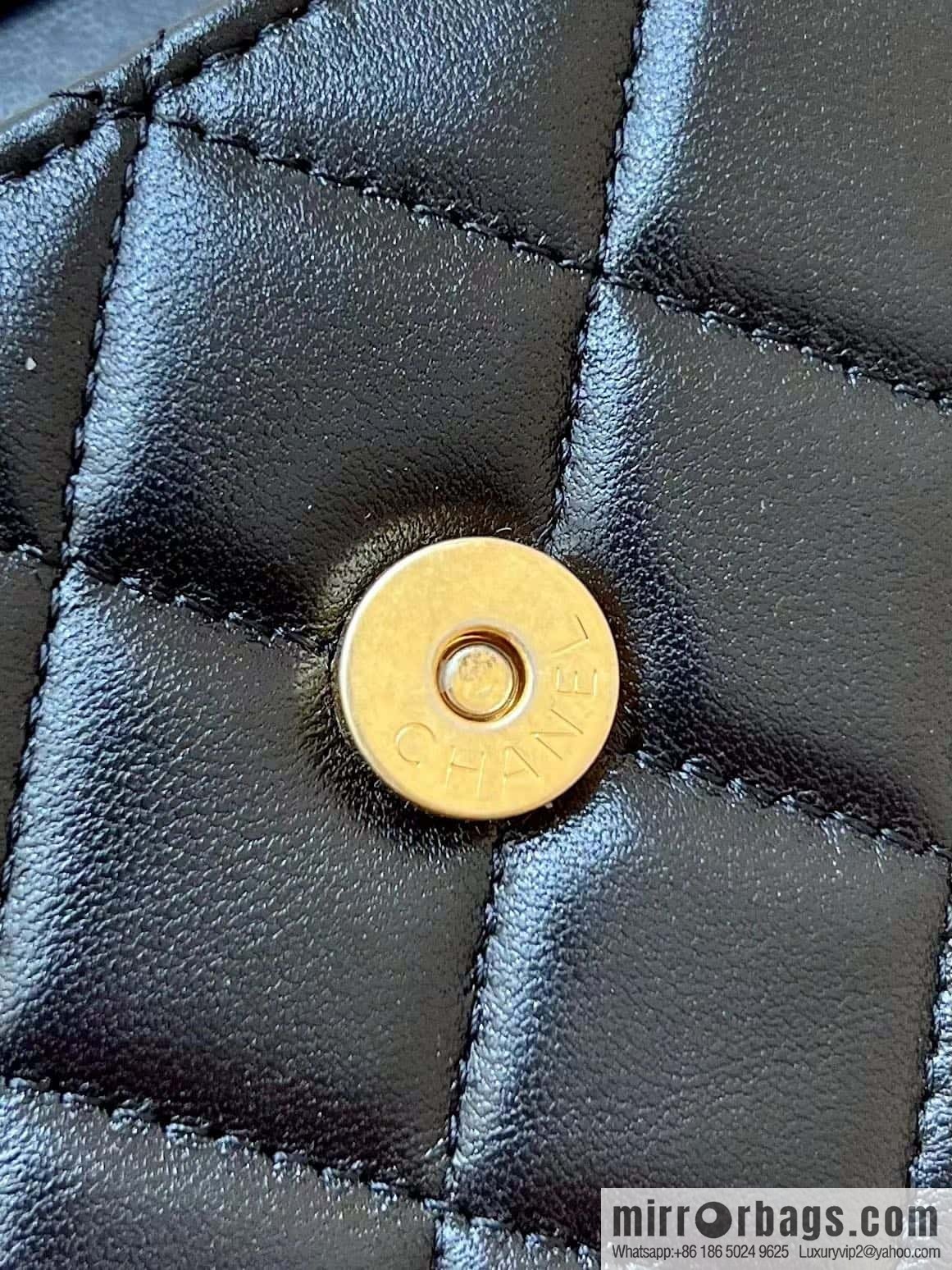 CHANEL 22b autumn and winter new trailer series Kelly enamel handle bag AP2945