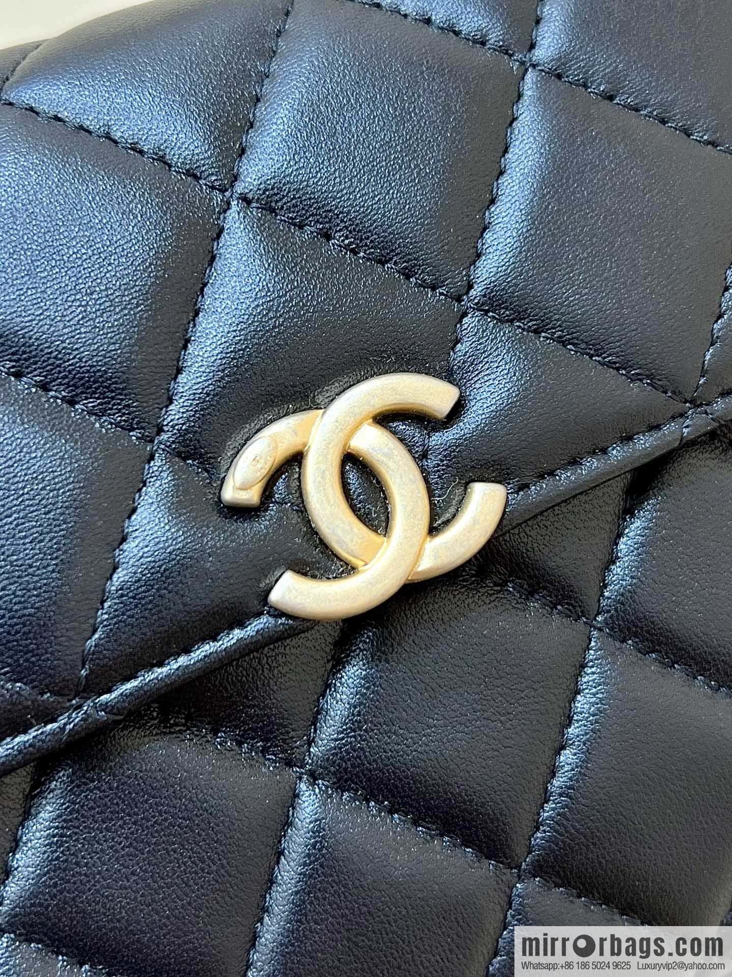 CHANEL 22b autumn and winter new trailer series Kelly enamel handle bag AP2945