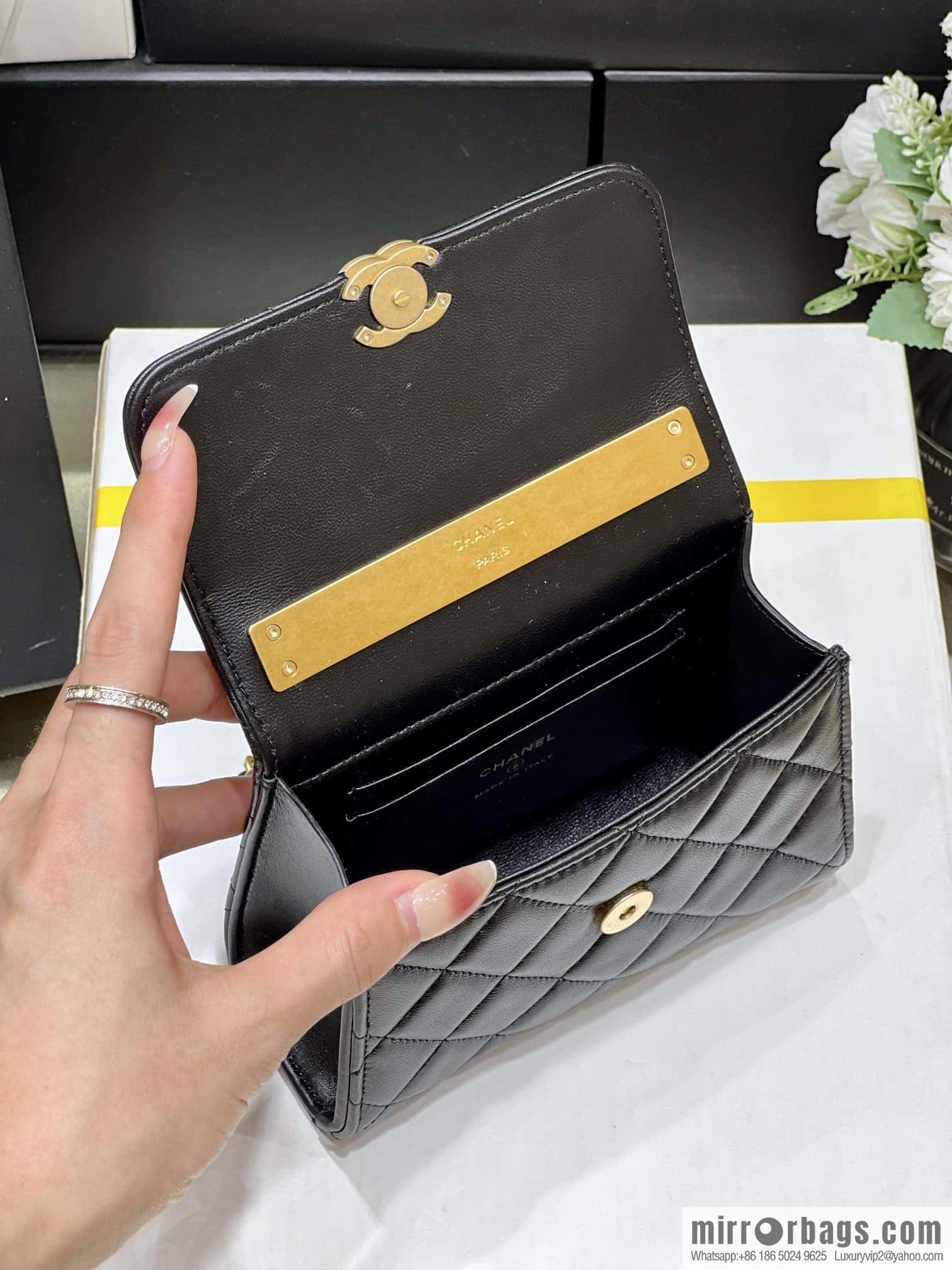 CHANEL 22b autumn and winter new trailer series Kelly enamel handle bag AP2945