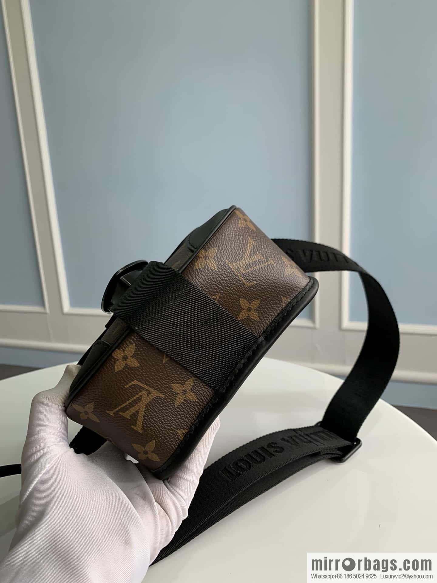LV M46442 ARCHY small messenger bag