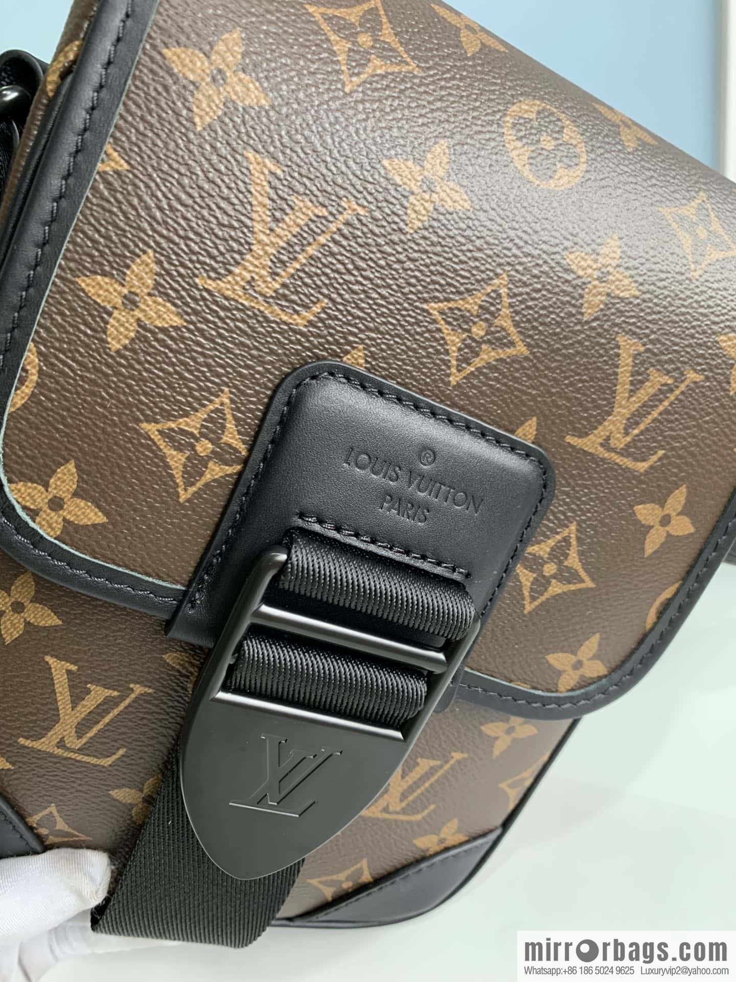 LV M46442 ARCHY small messenger bag