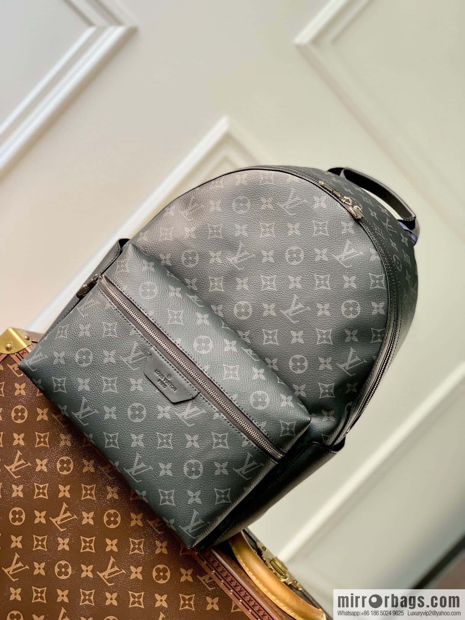 LV M22558 DISCOVERY S backpack