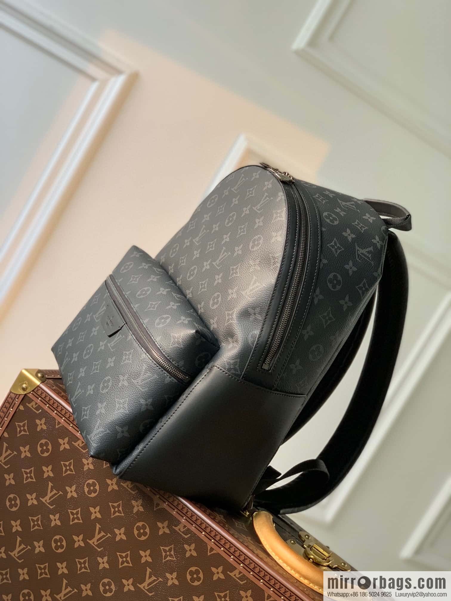 LV M22558 DISCOVERY S backpack