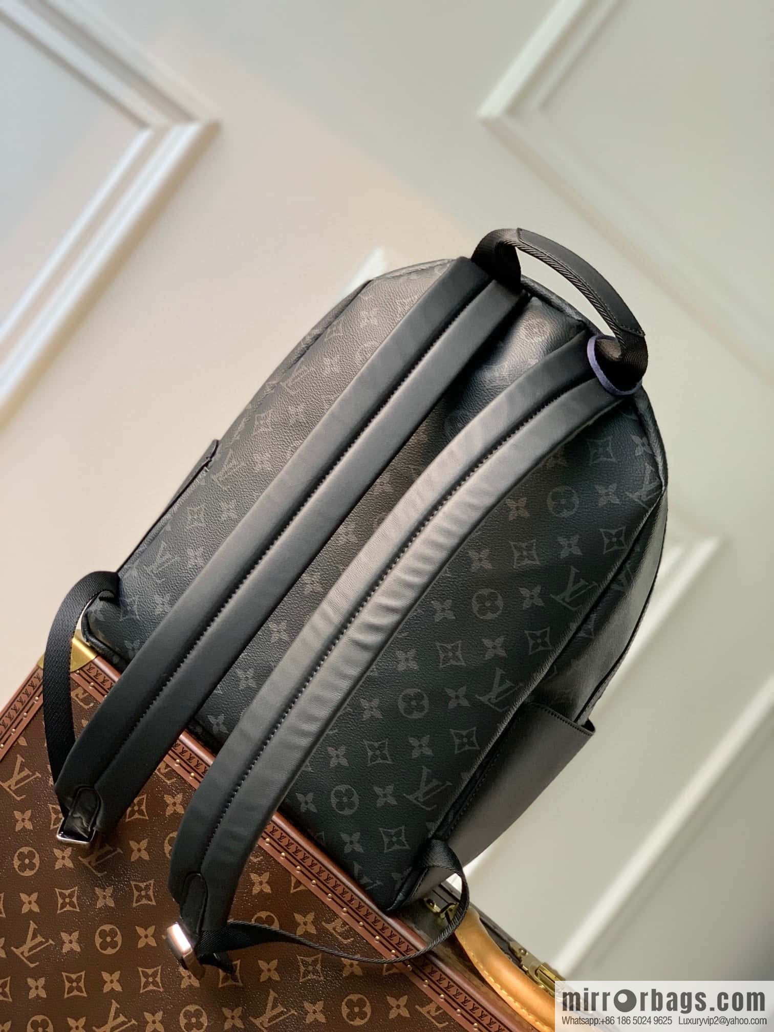 LV M22558 DISCOVERY S backpack