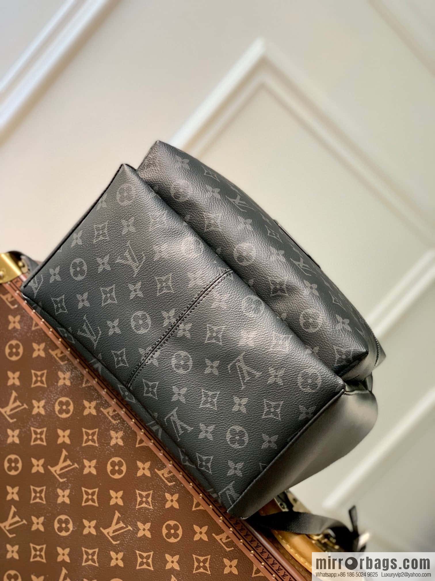 LV M22558 DISCOVERY S backpack
