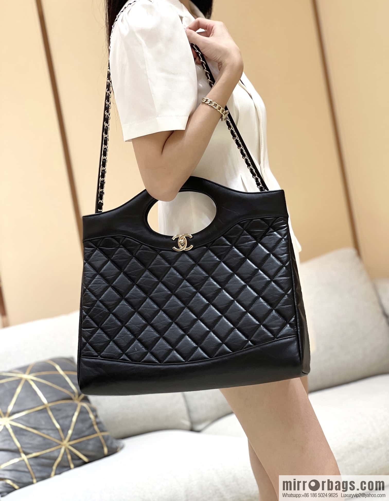 CHANEL 23A Superior Handicraft Series 31bag Large AS1010 black
