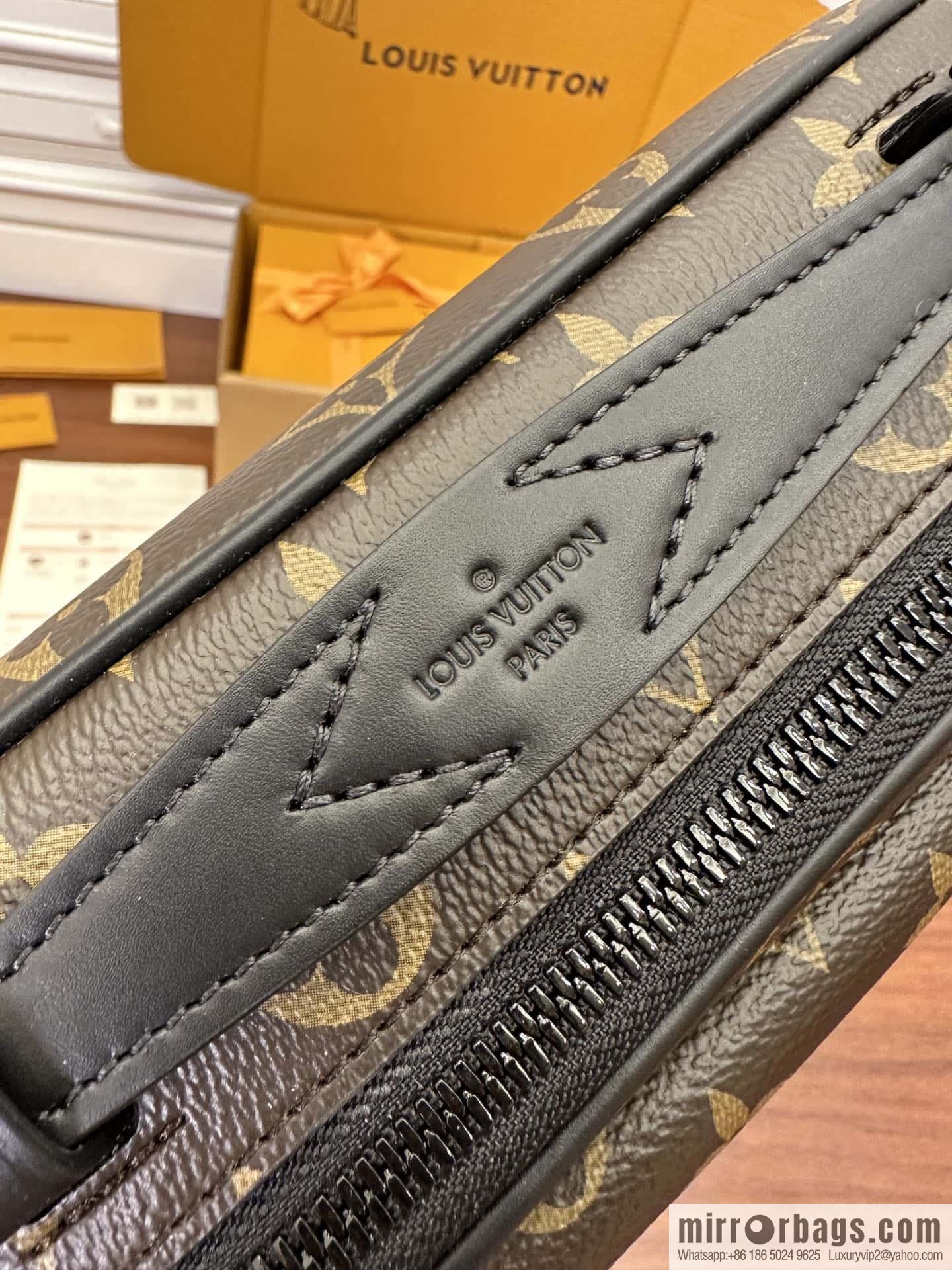 LV M45806 S Lock Messenger