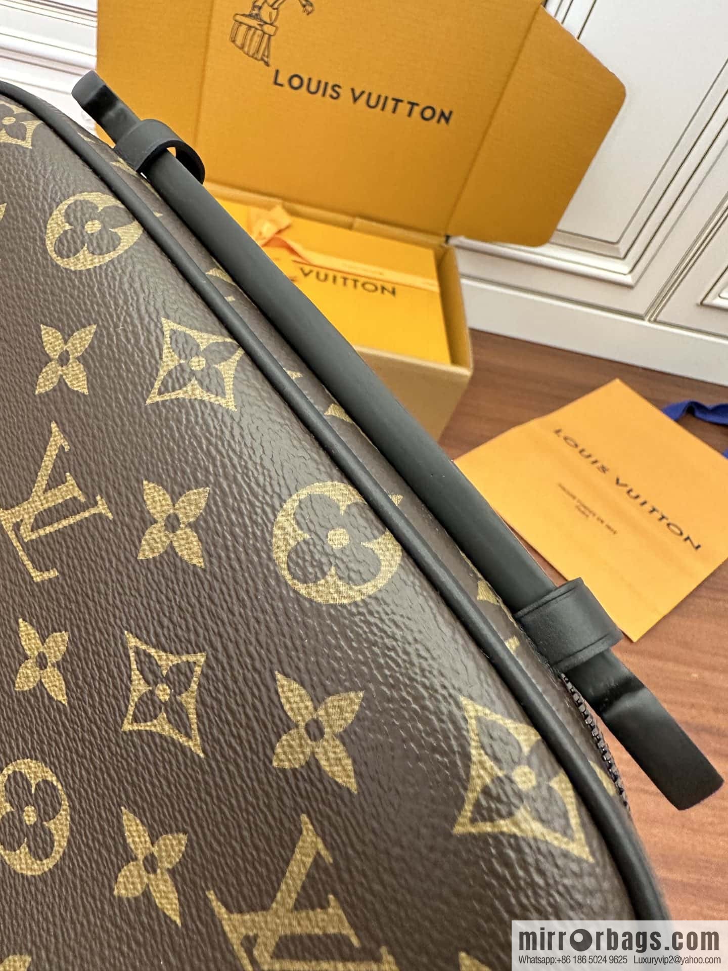 LV M45806 S Lock Messenger