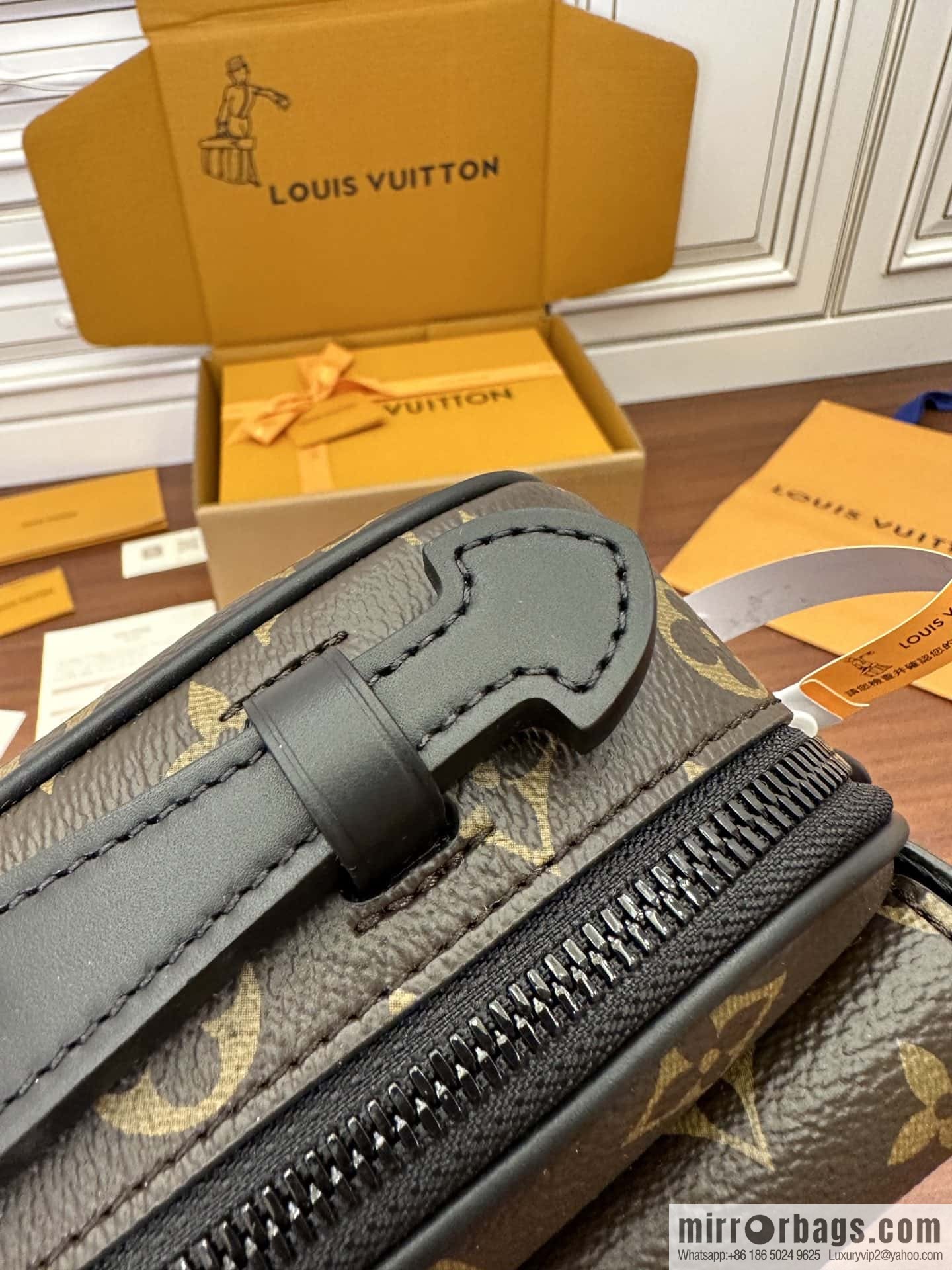 LV M45806 S Lock Messenger