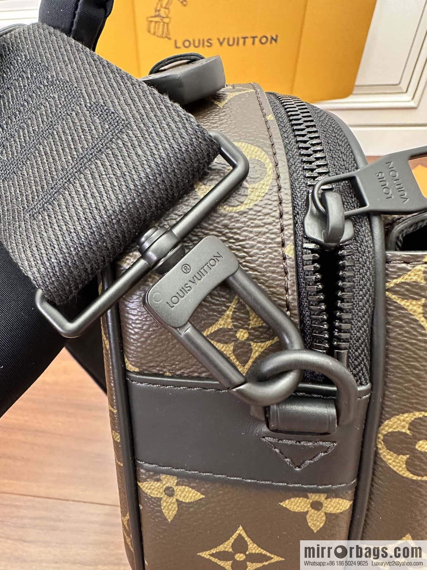 LV M45806 S Lock Messenger