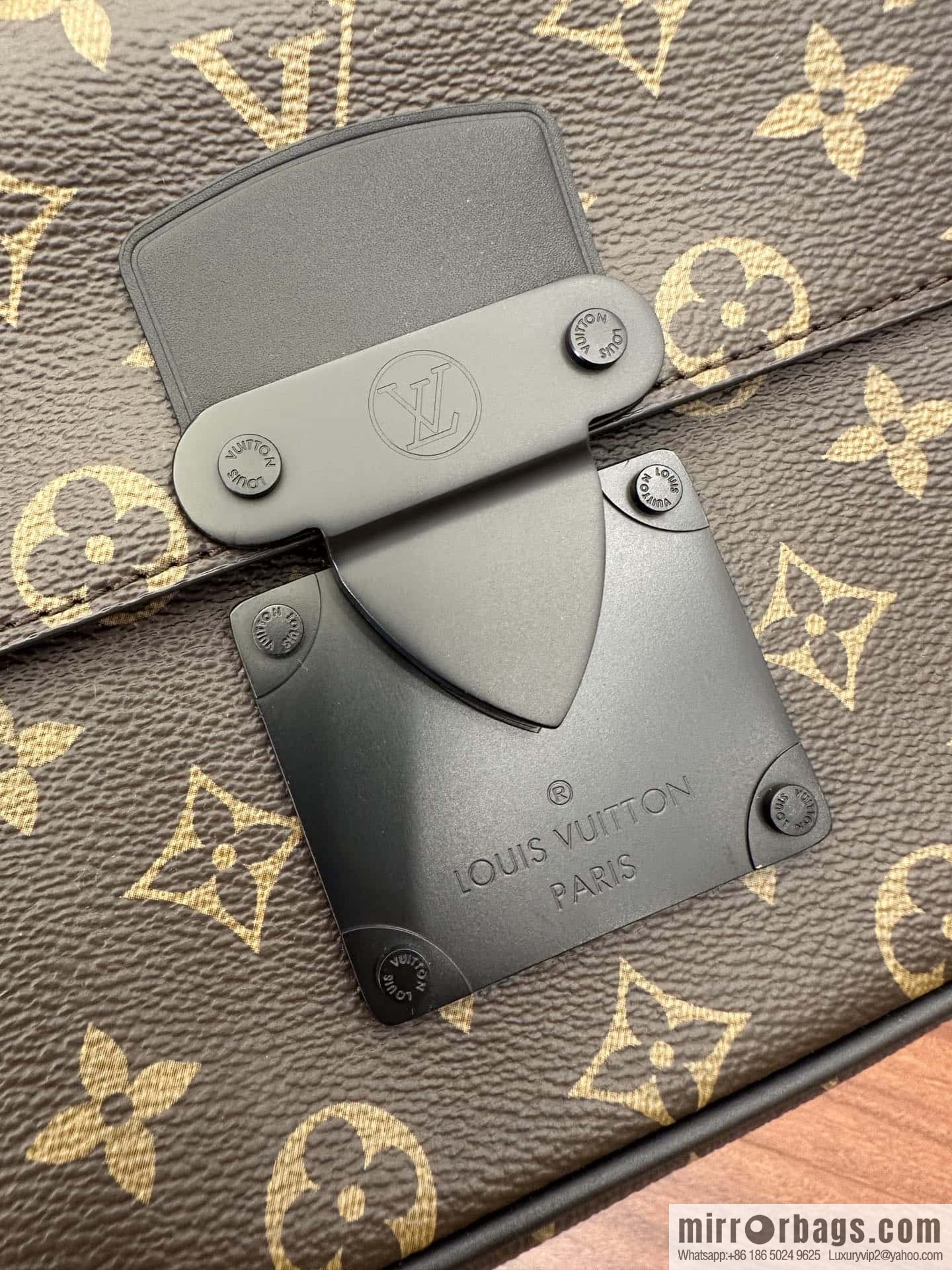 LV M45806 S Lock Messenger