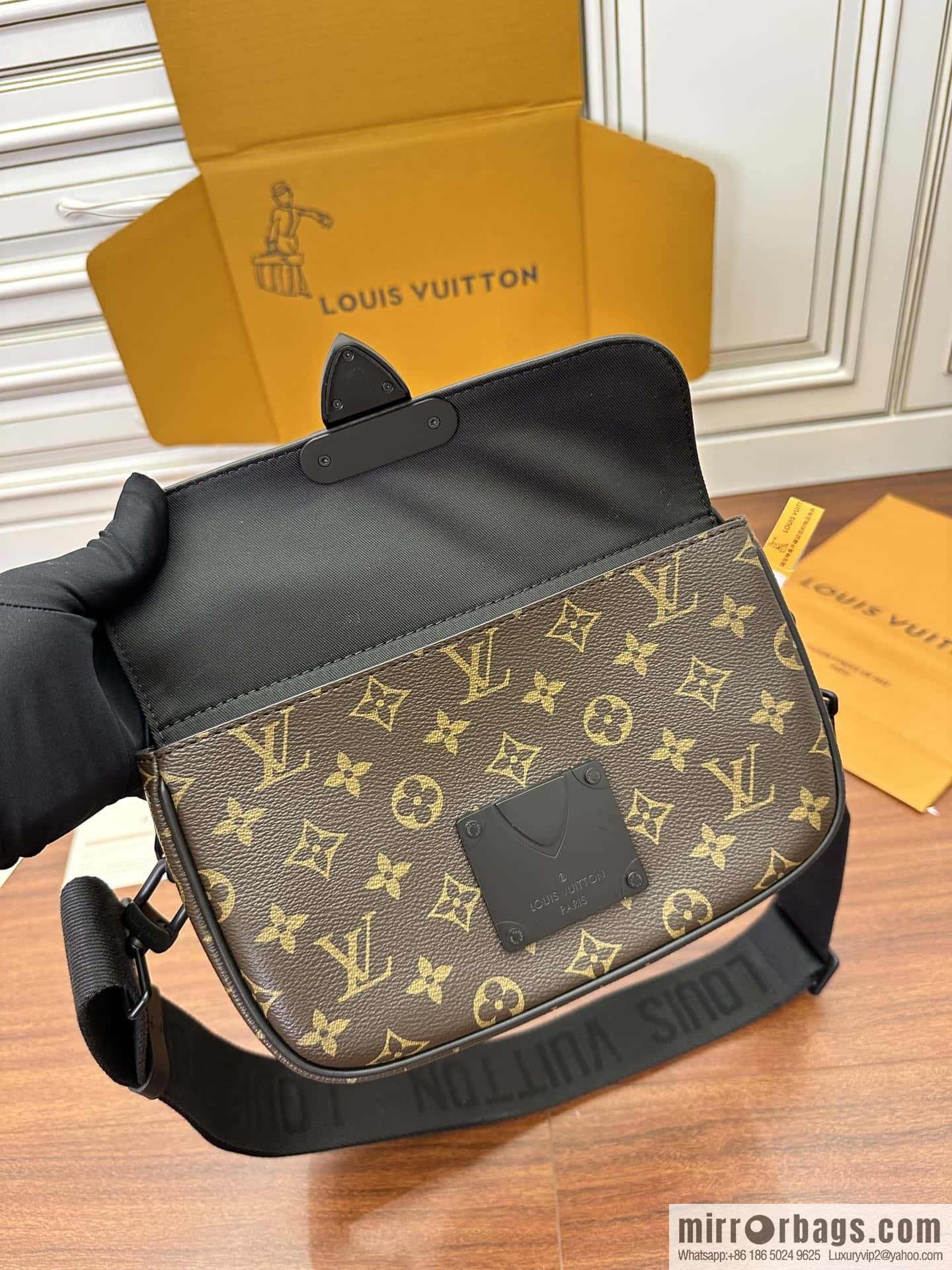 LV M45806 S Lock Messenger