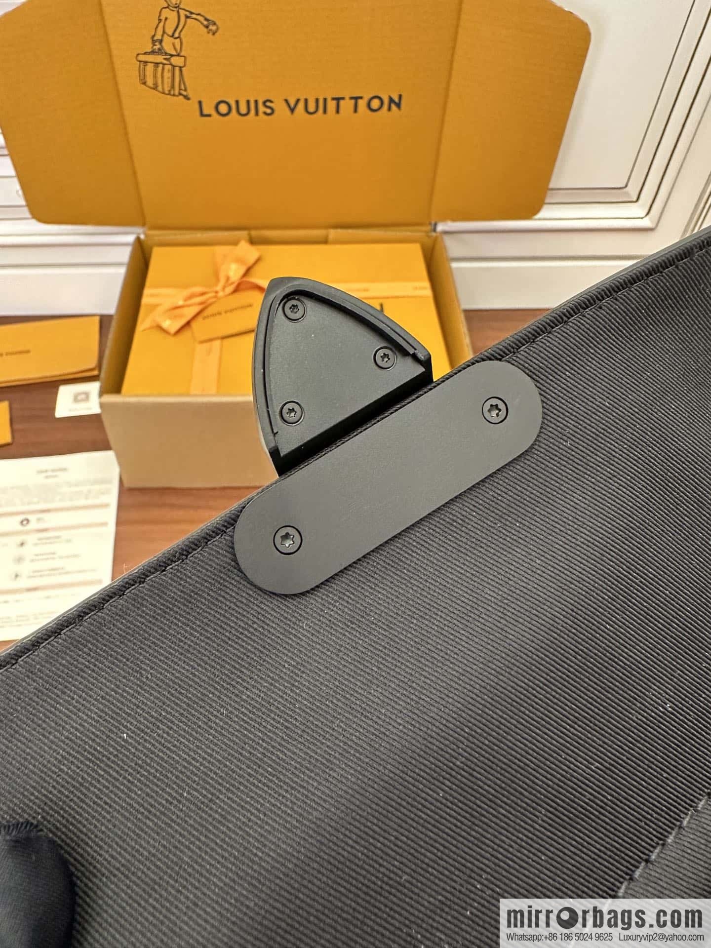 LV M45806 S Lock Messenger