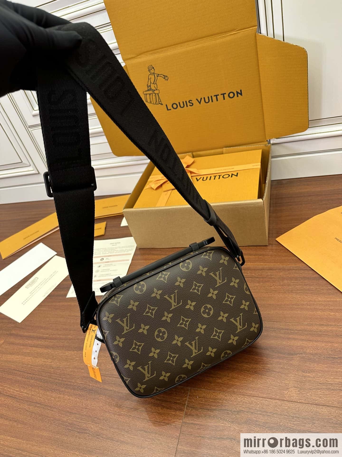 LV M45806 S Lock Messenger