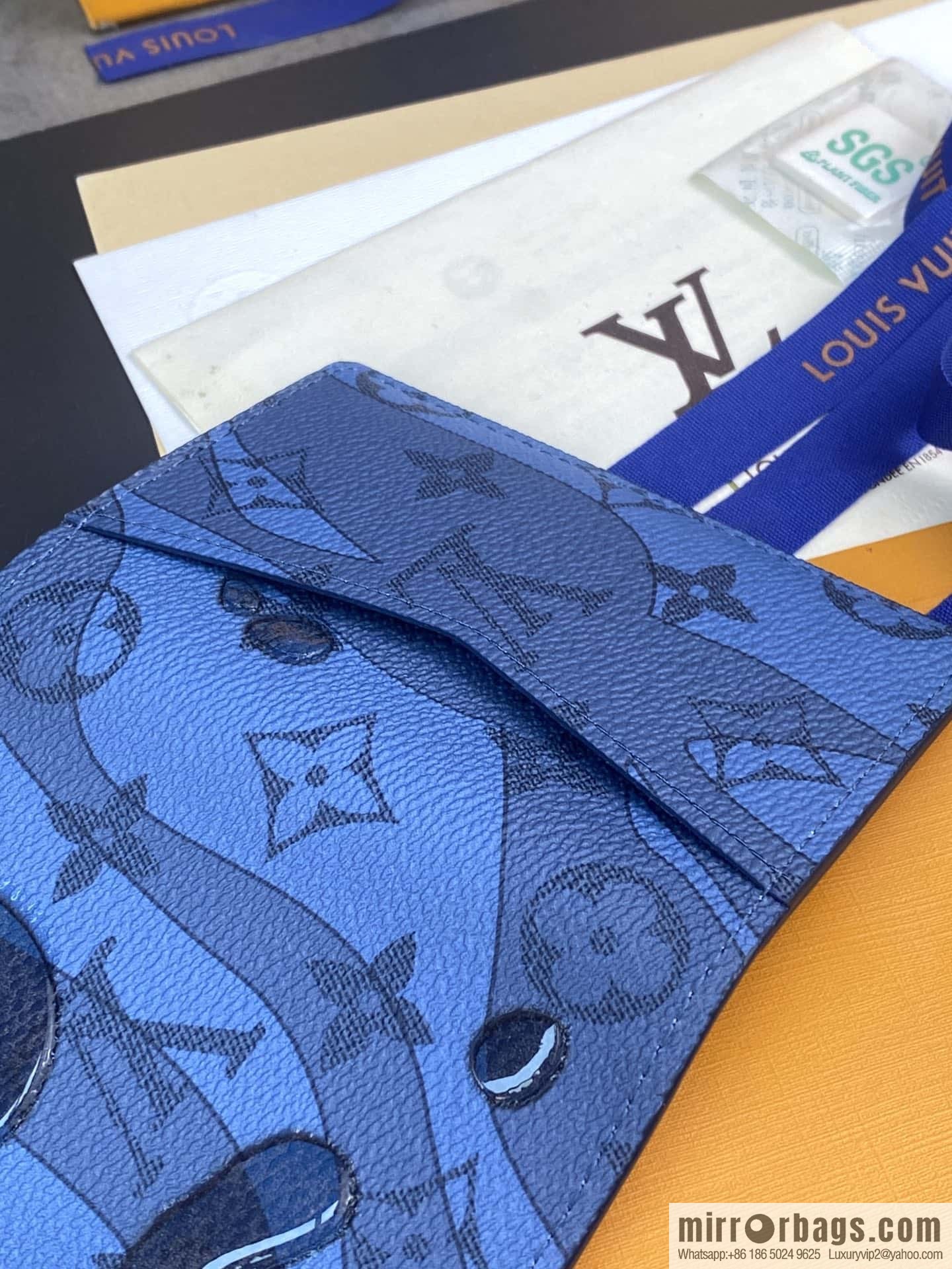 LV M82308 Pocket Organizer