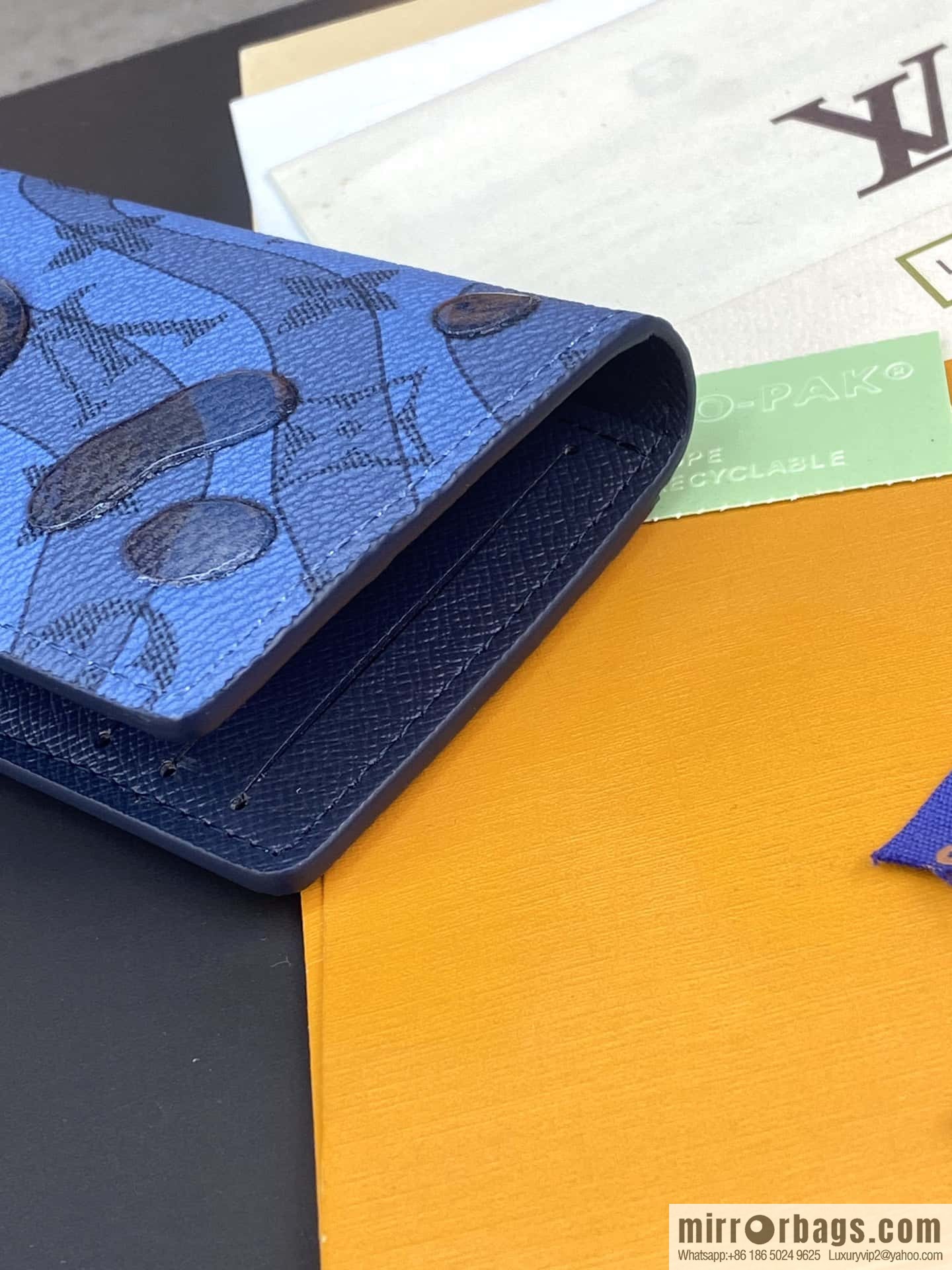 LV M82308 Pocket Organizer