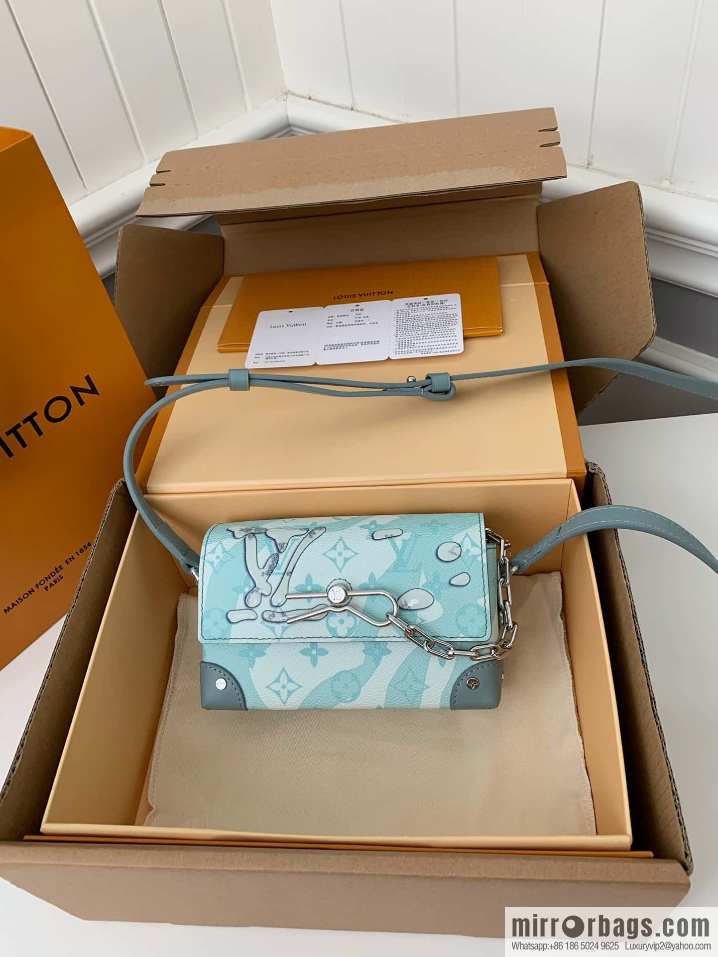 LV M22637 Steamer Wearable Wallet