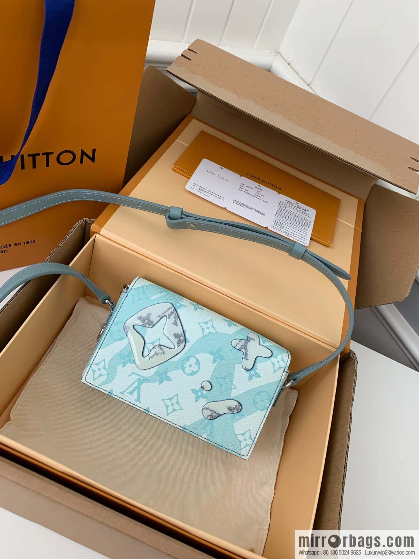 LV M22637 Steamer Wearable Wallet