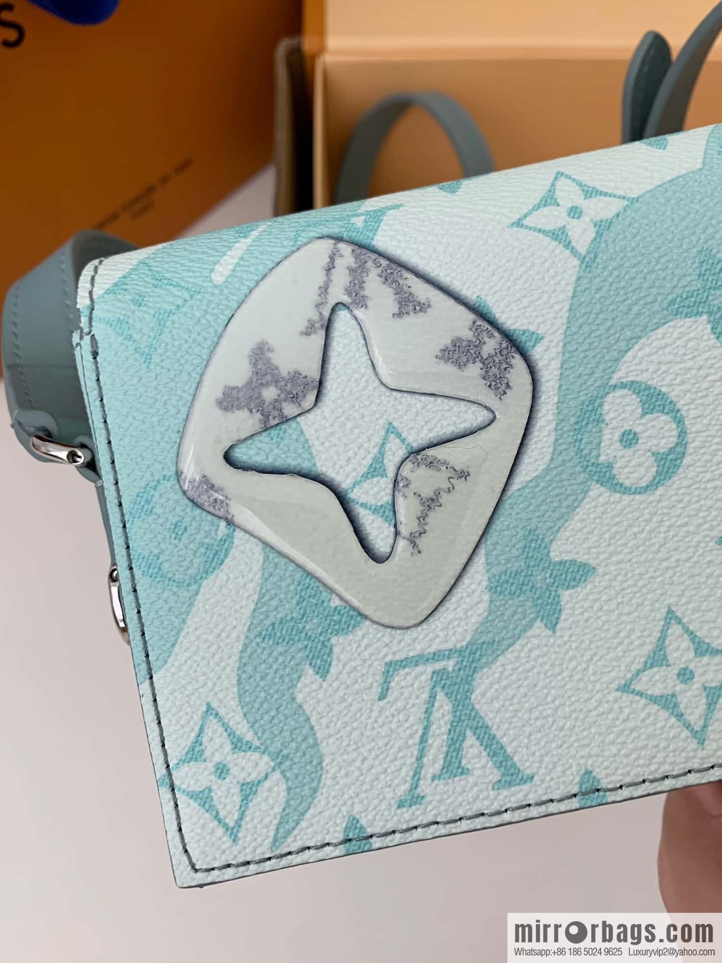 LV M22637 Steamer Wearable Wallet