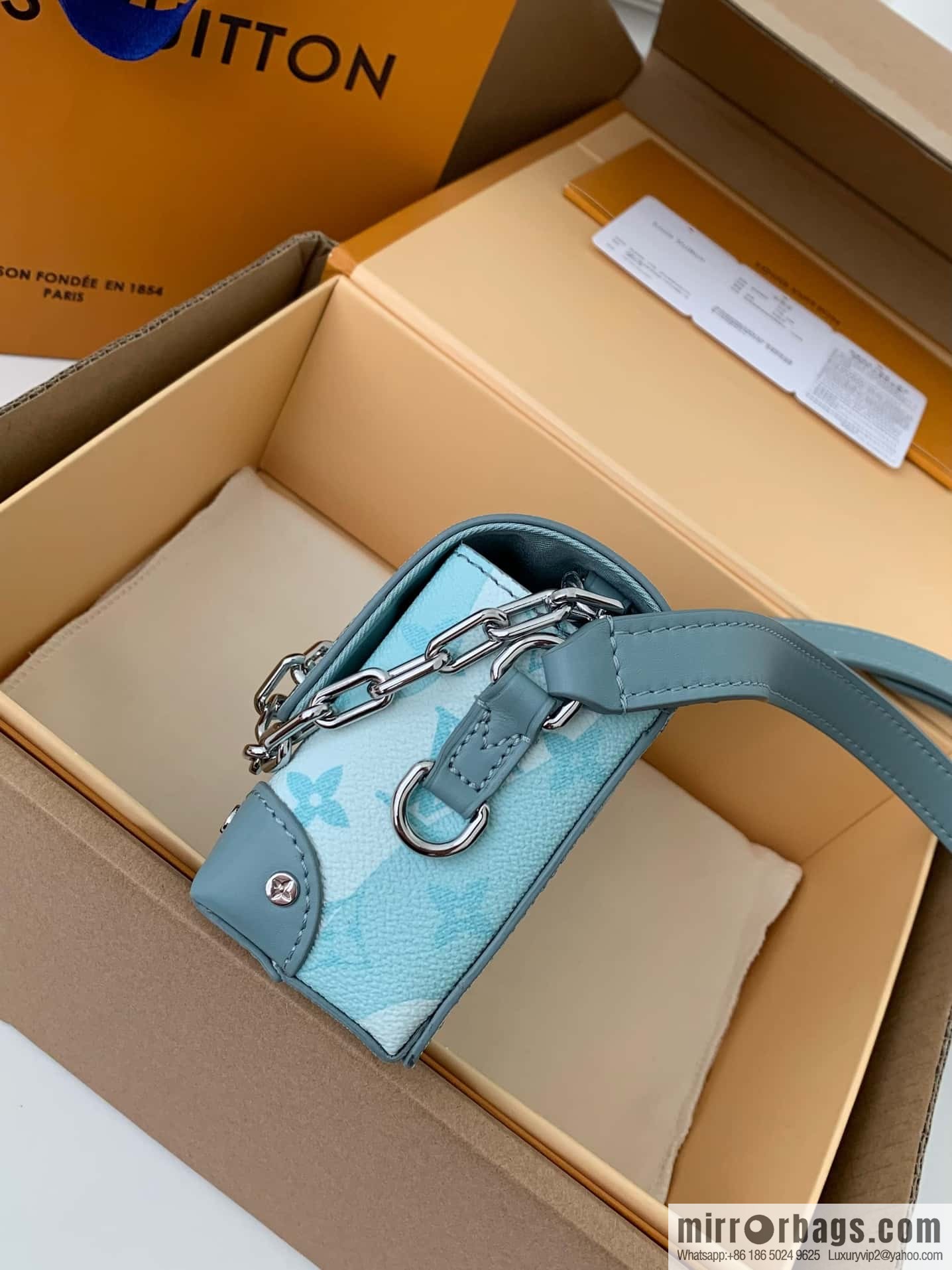 LV M22637 Steamer Wearable Wallet