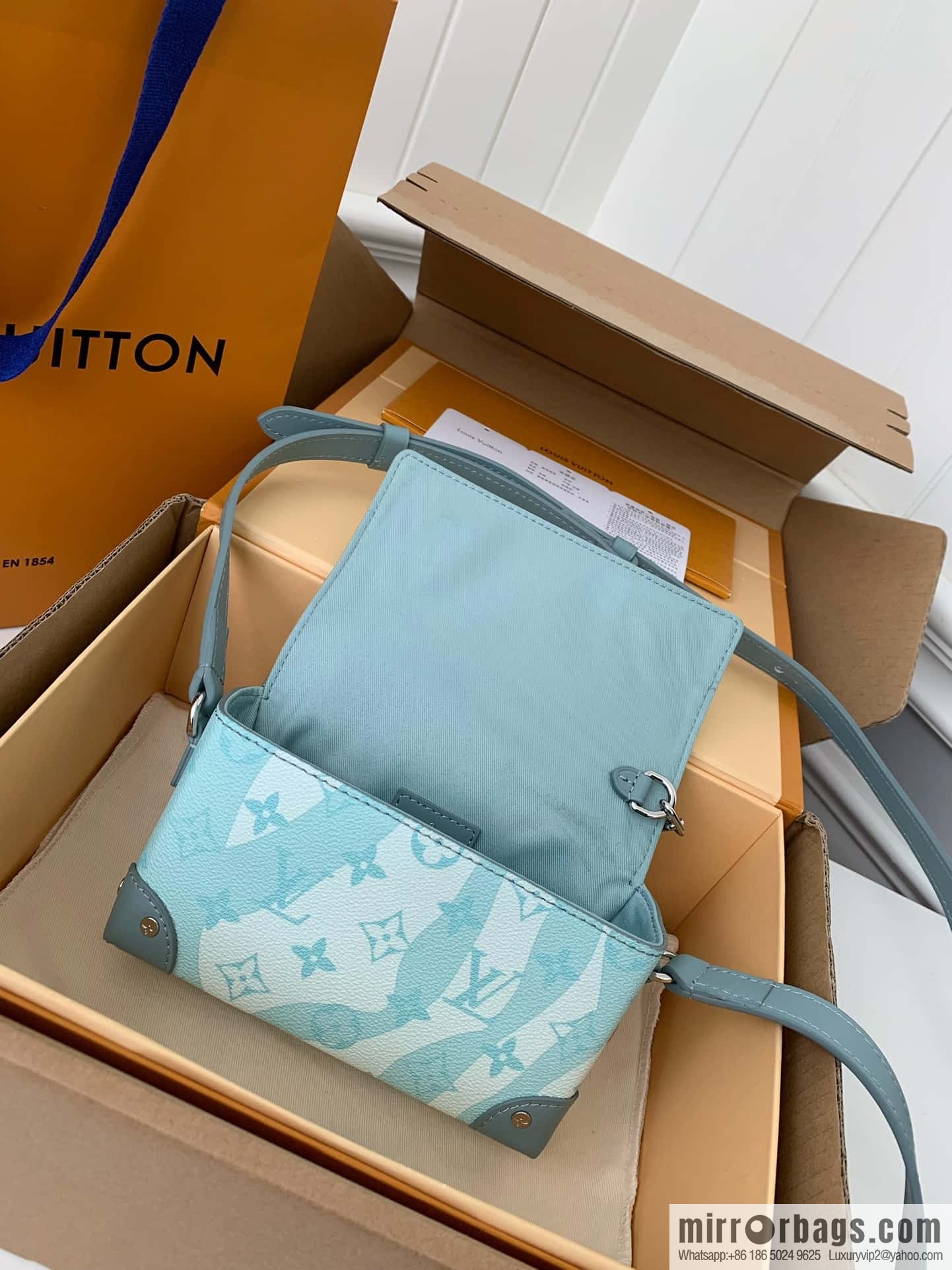 LV M22637 Steamer Wearable Wallet