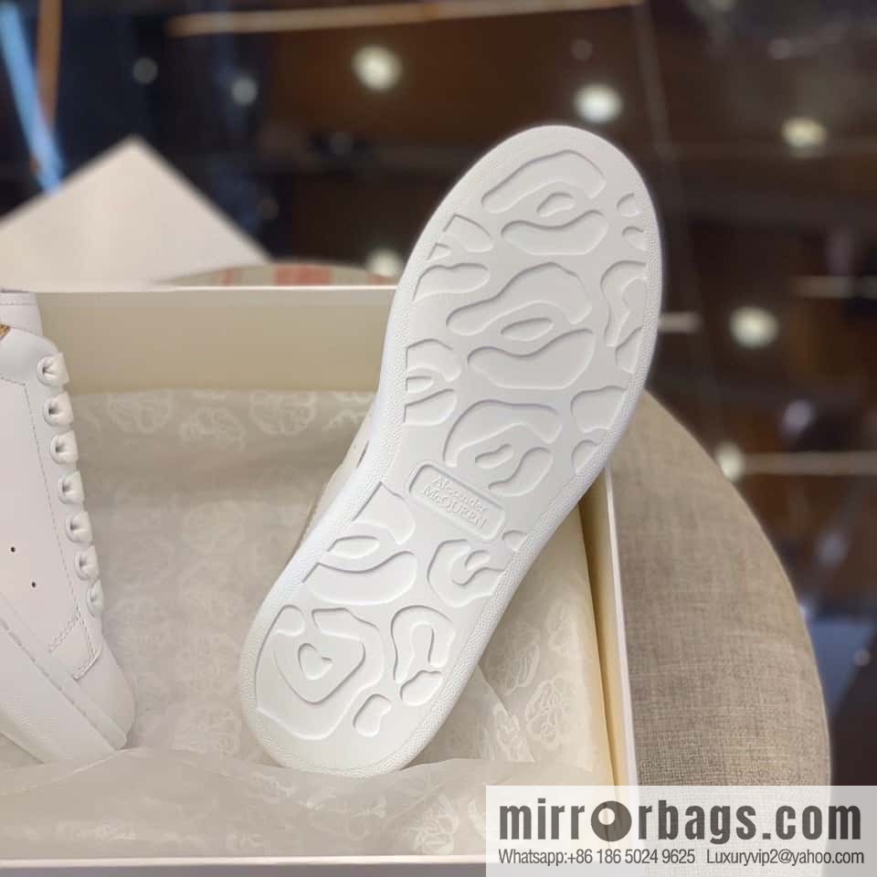 Alexander McQueen Alexander McQueen gold leather tail, the same sneaker for men and women