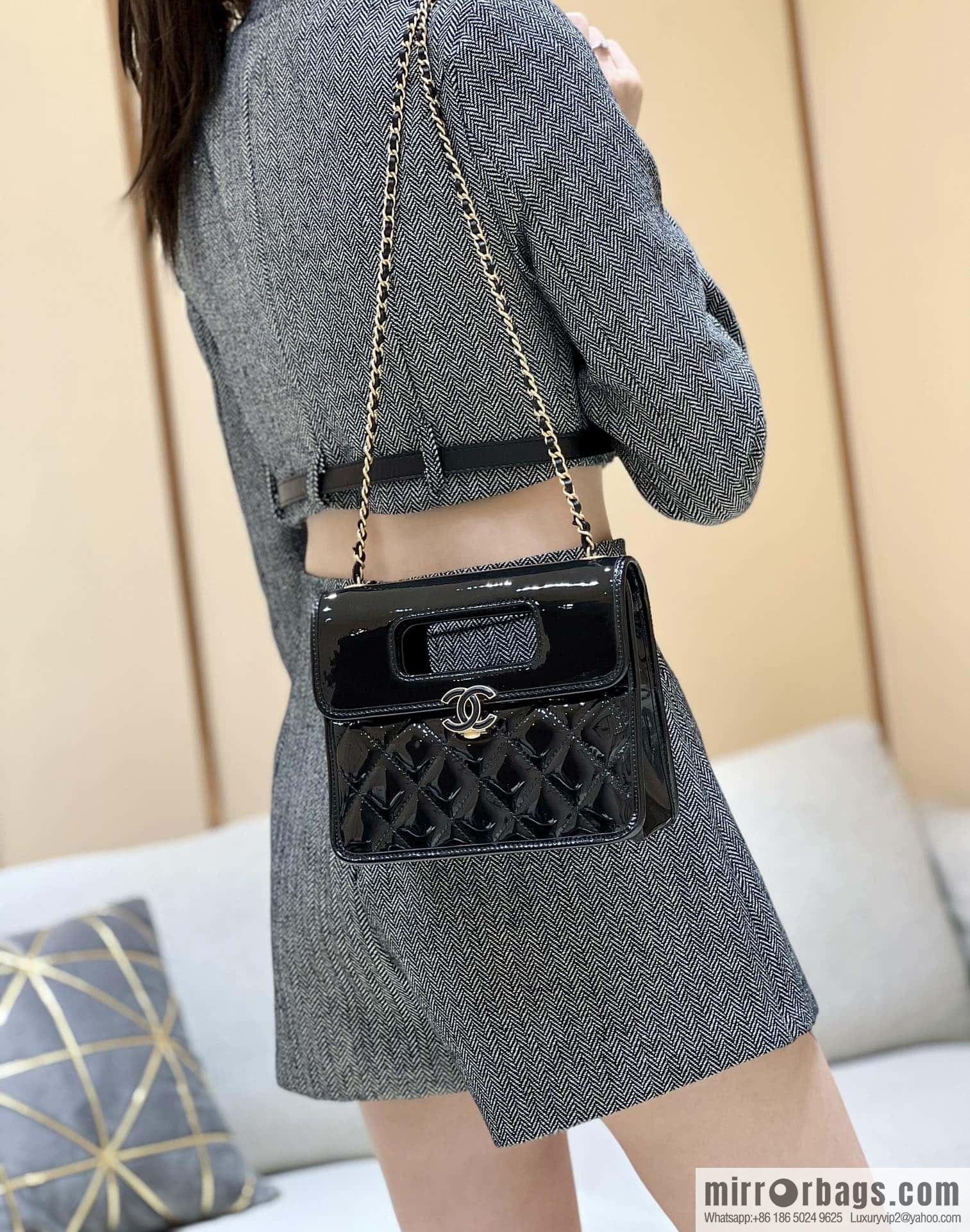 CHANEL 23S spring and summer series patent leather envelope bag AS4025