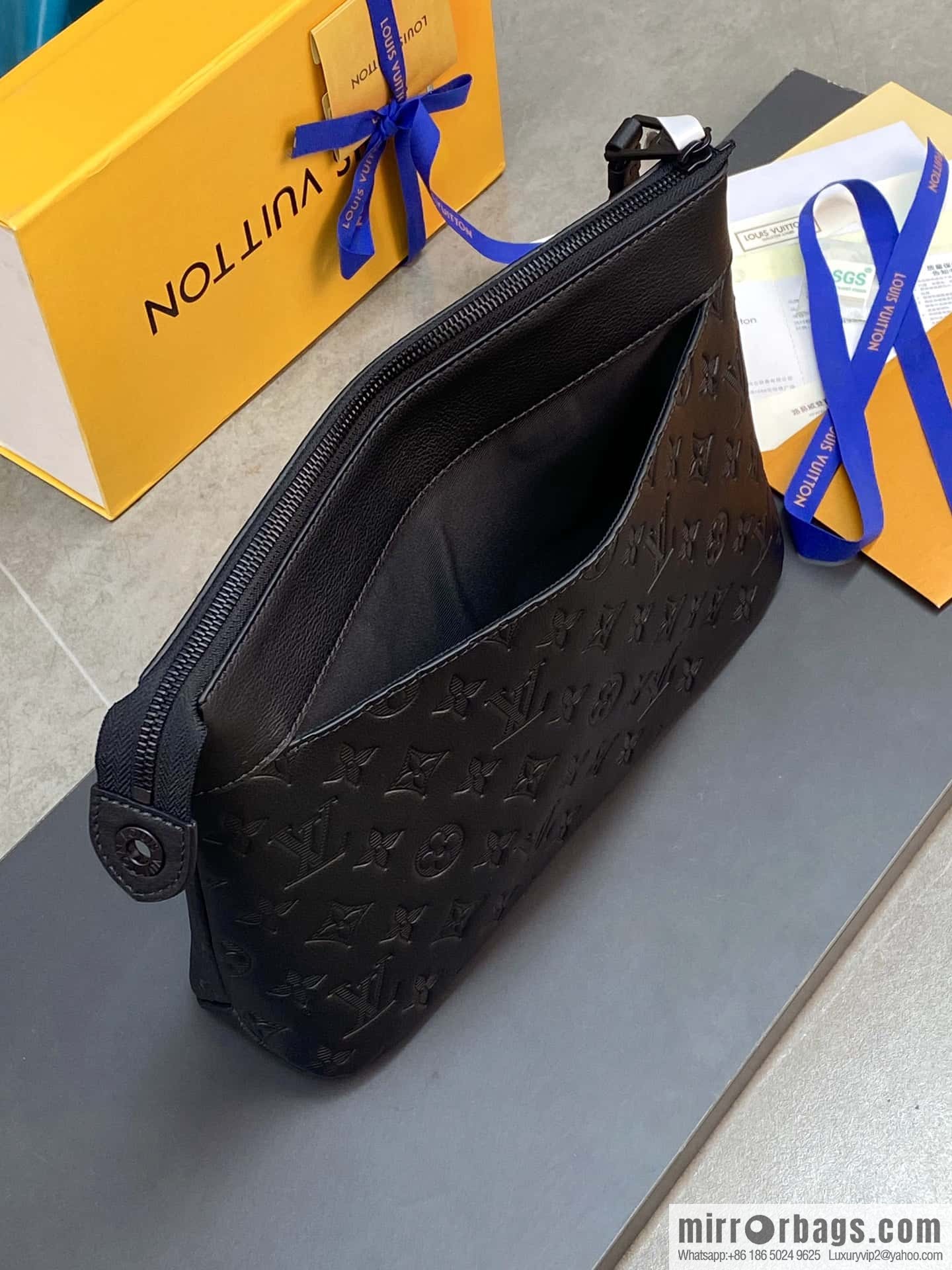 LV M82545 Pochette Voyage Souple