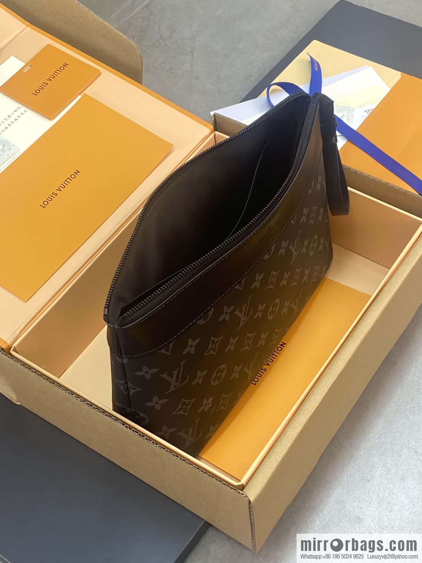 LV M82543 Pochette Voyage Souple