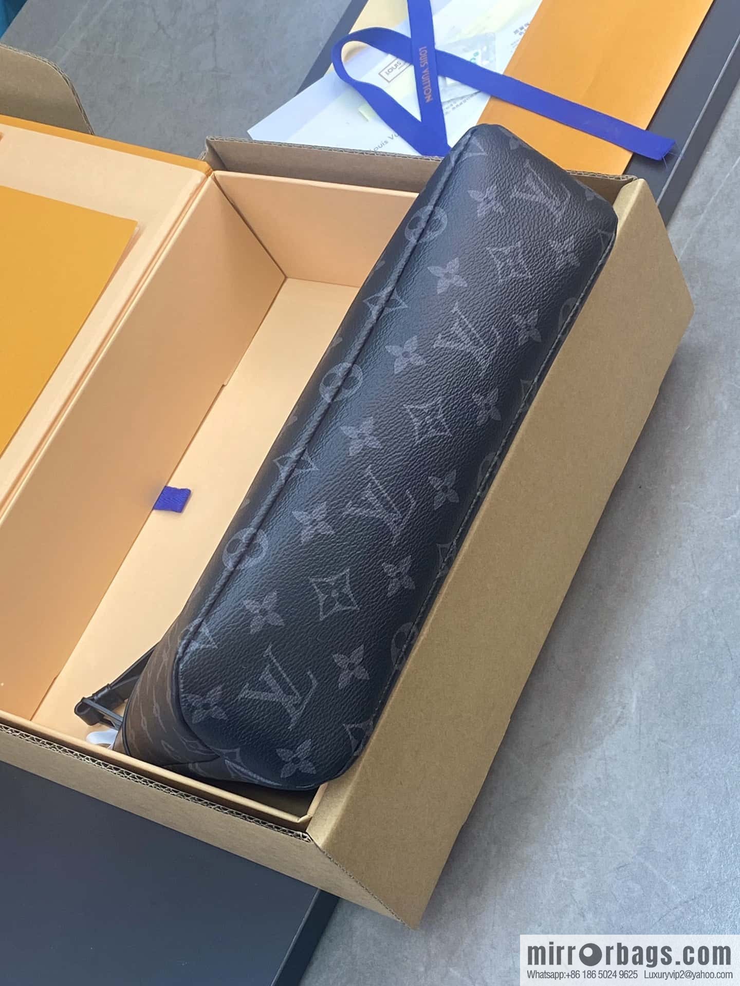 LV M82543 Pochette Voyage Souple