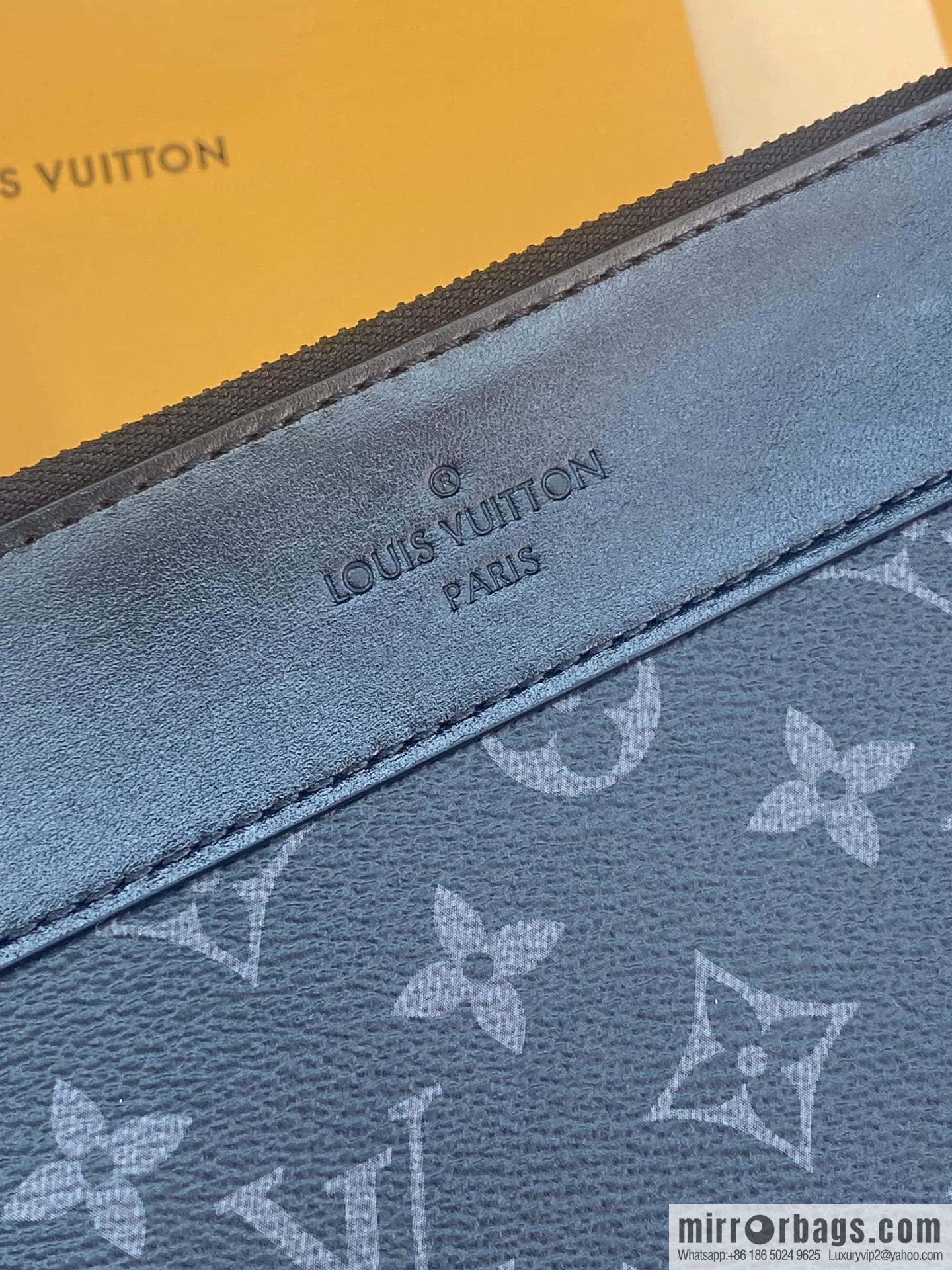 LV M82543 Pochette Voyage Souple