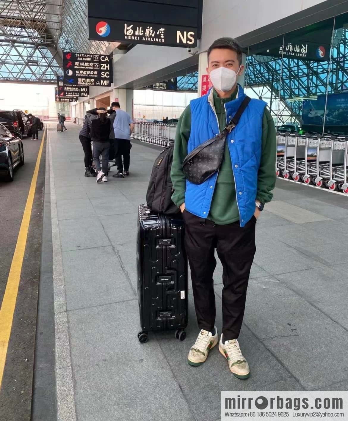 LV M46035 DISCOVERY Small fanny pack